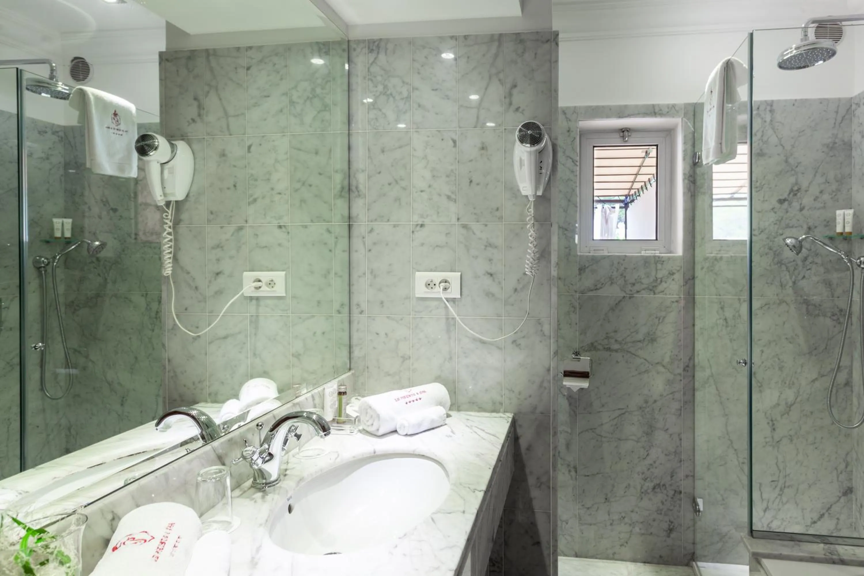 Shower in Le Phébus & Spa – Relais & Châteaux