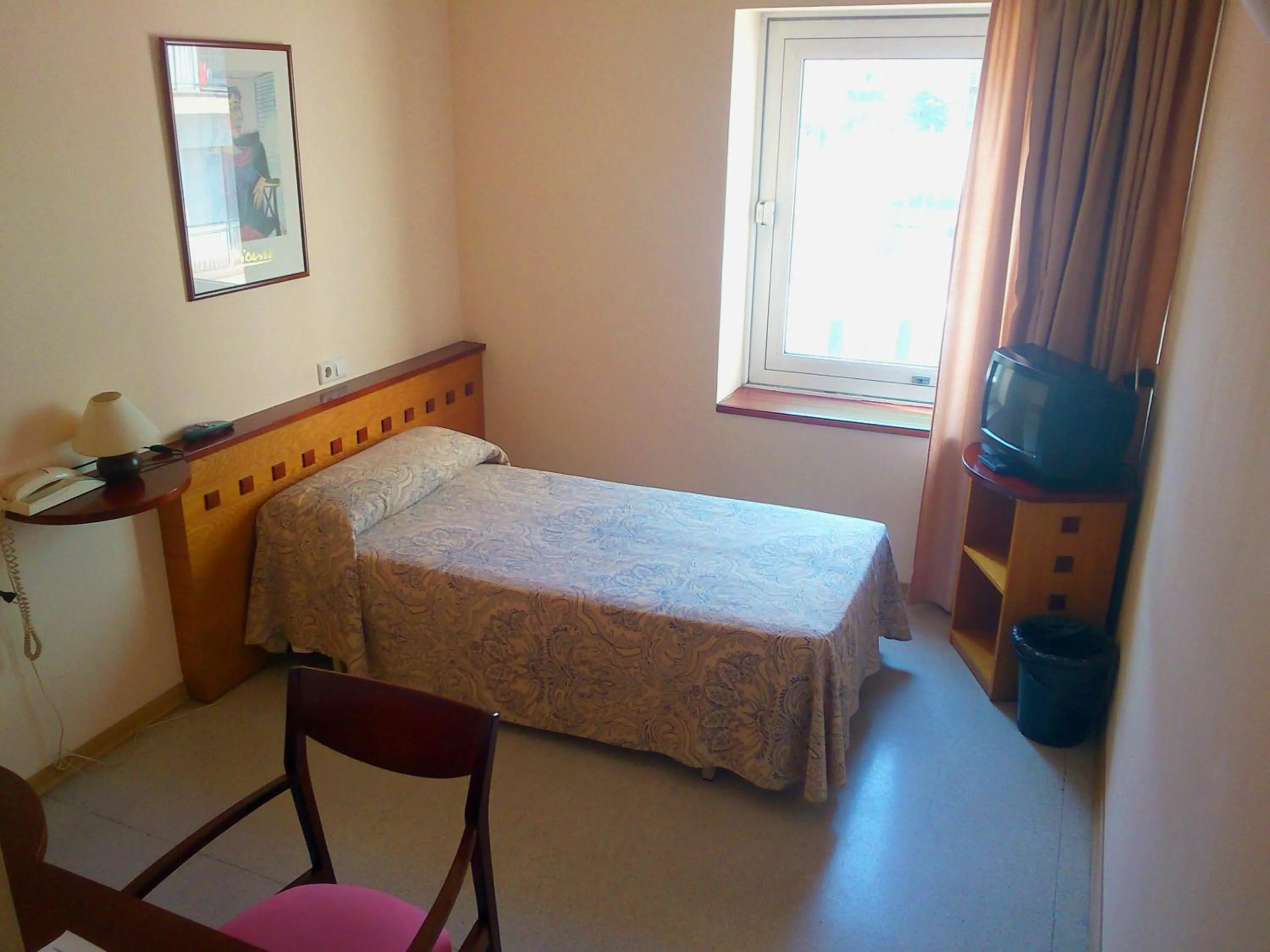 Bedroom, Bed in Hotel Montmeló