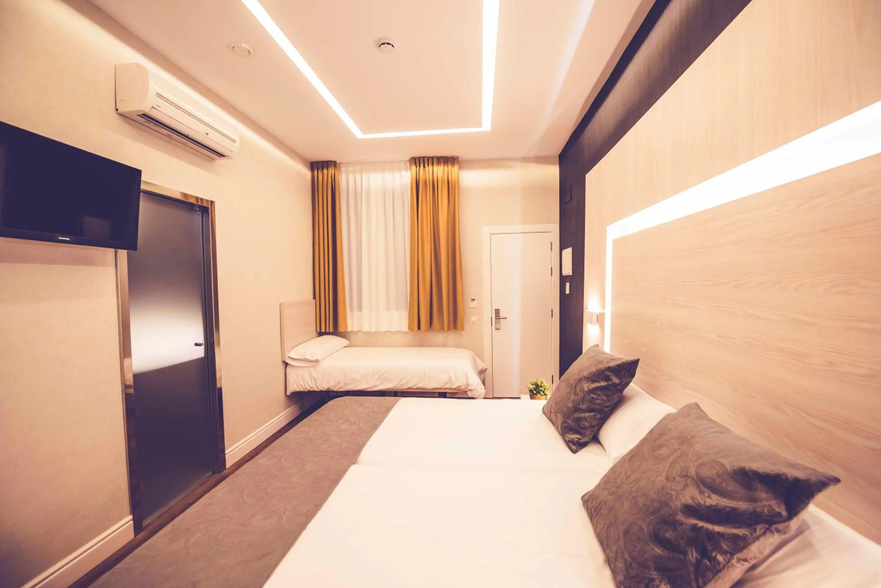 Decorative detail, Bed in Hostal Lisboa