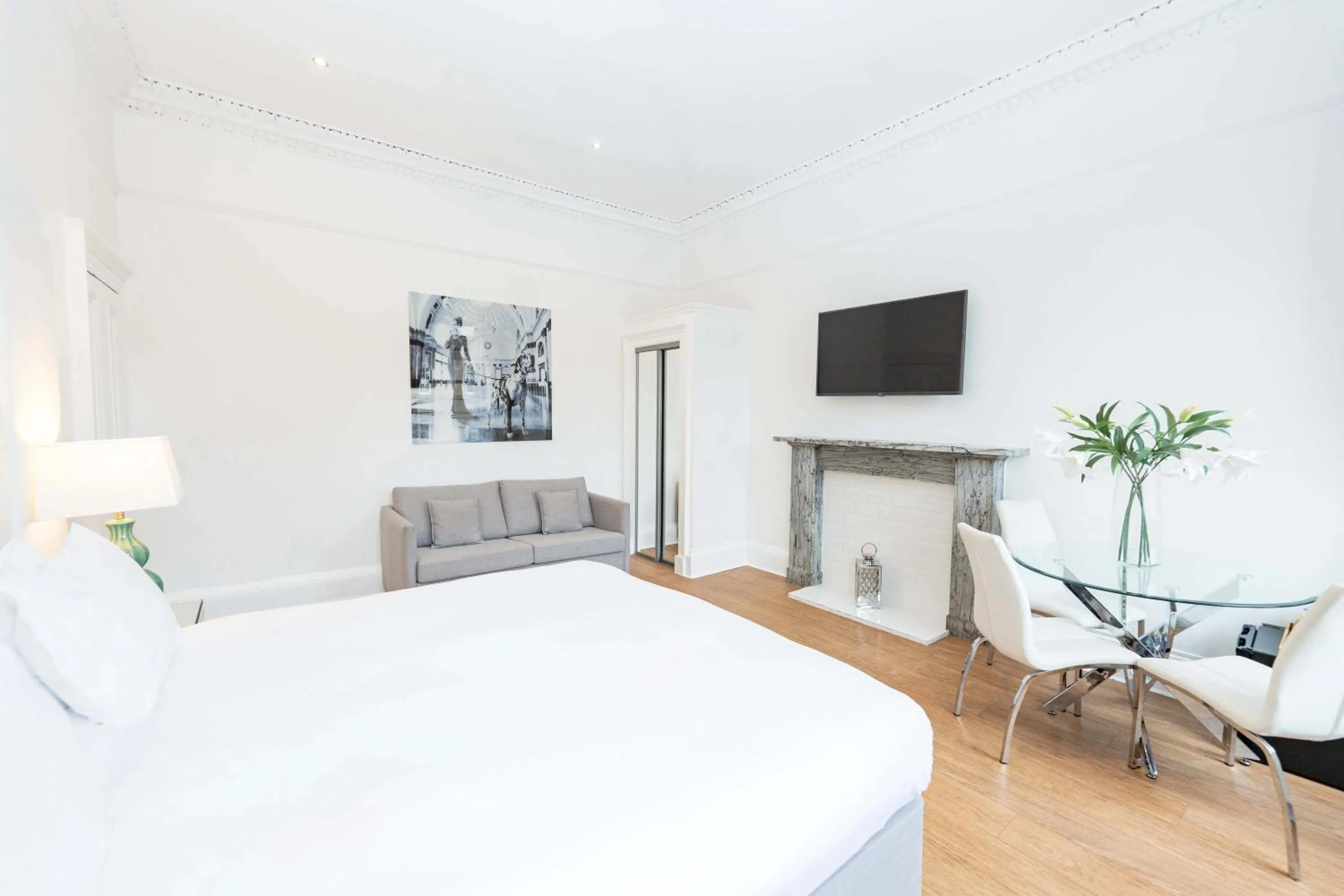 Bed in Hanover 71 Suites