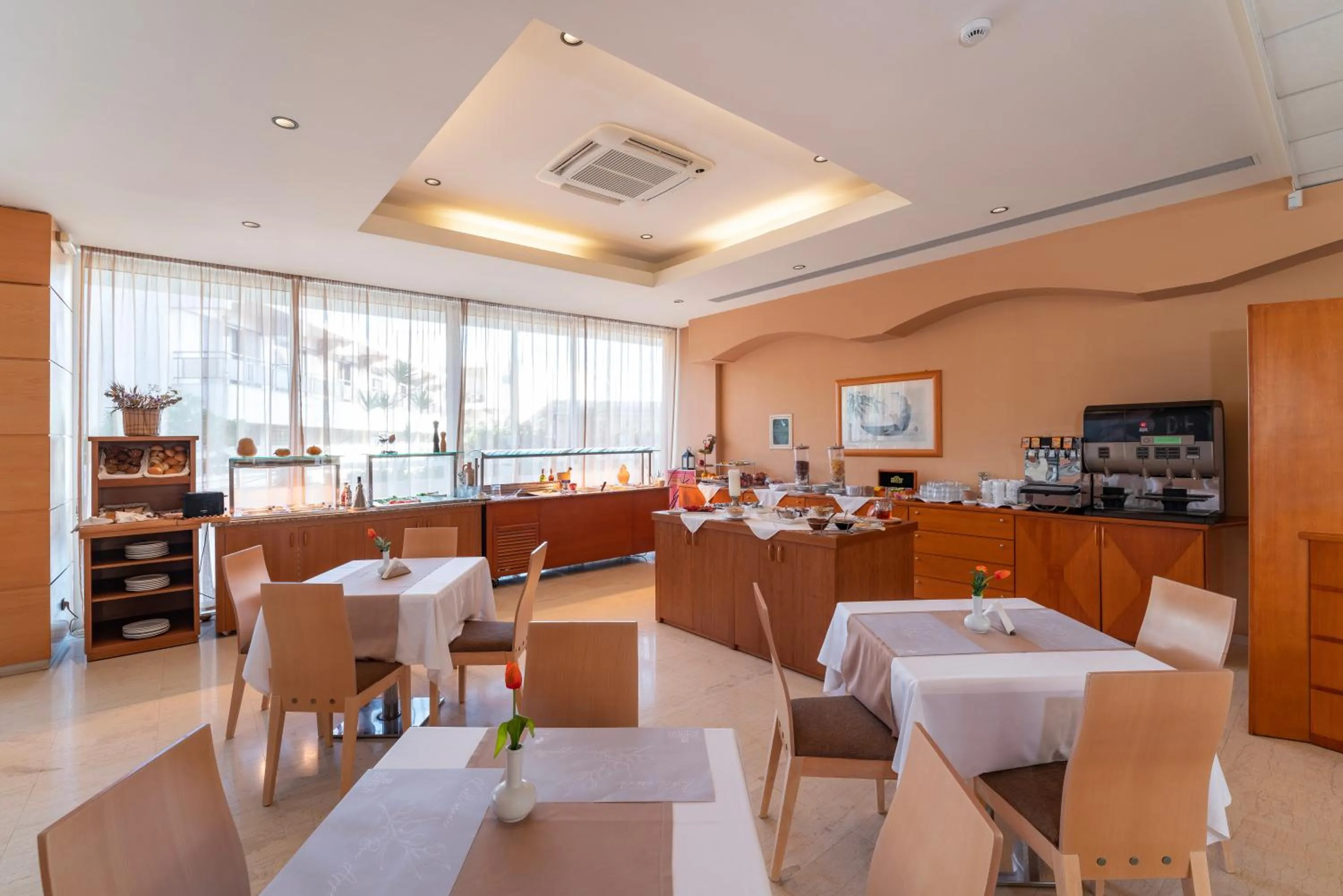 Restaurant/places to eat in Athineon Hotel
