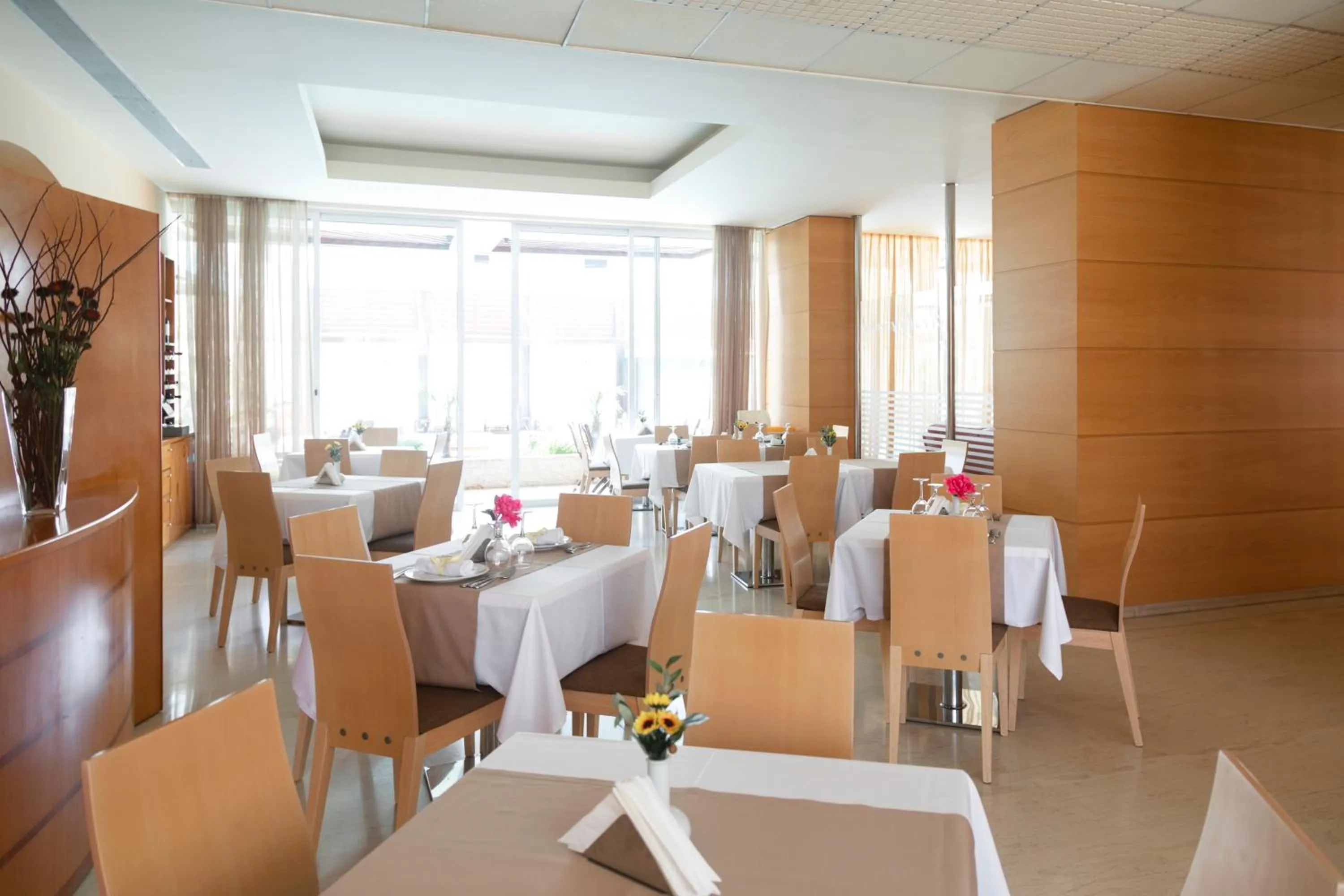 Restaurant/places to eat in Athineon Hotel