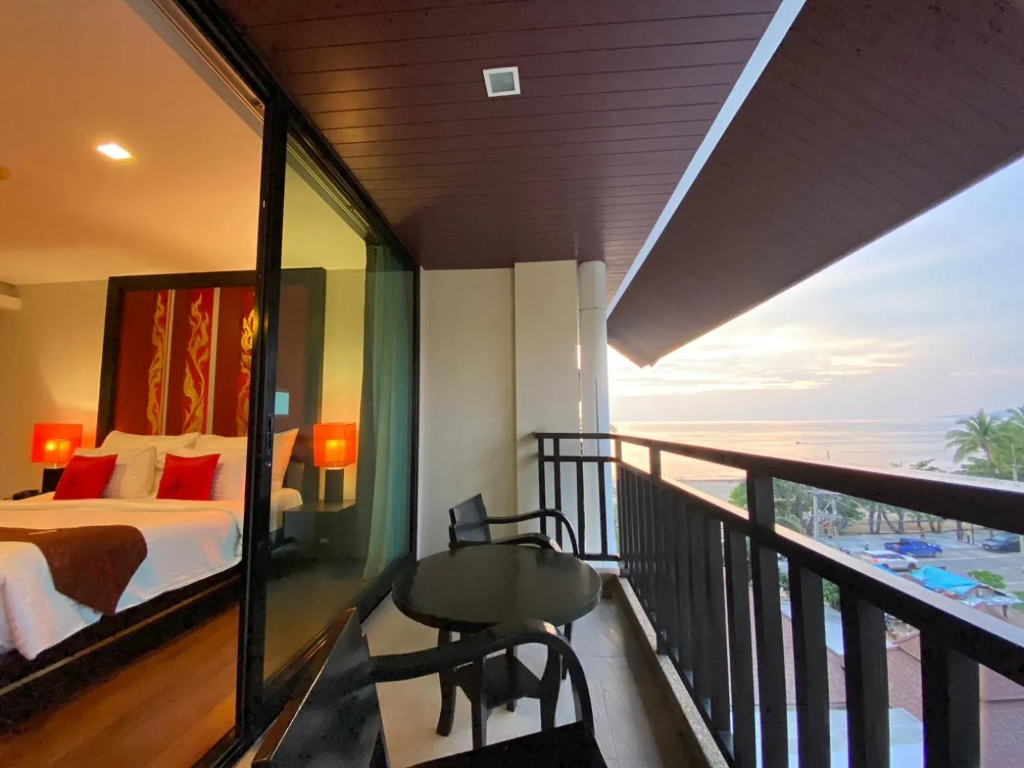 Balcony/Terrace, Bed in Royal Thai Pavilion Jomtien Hotel