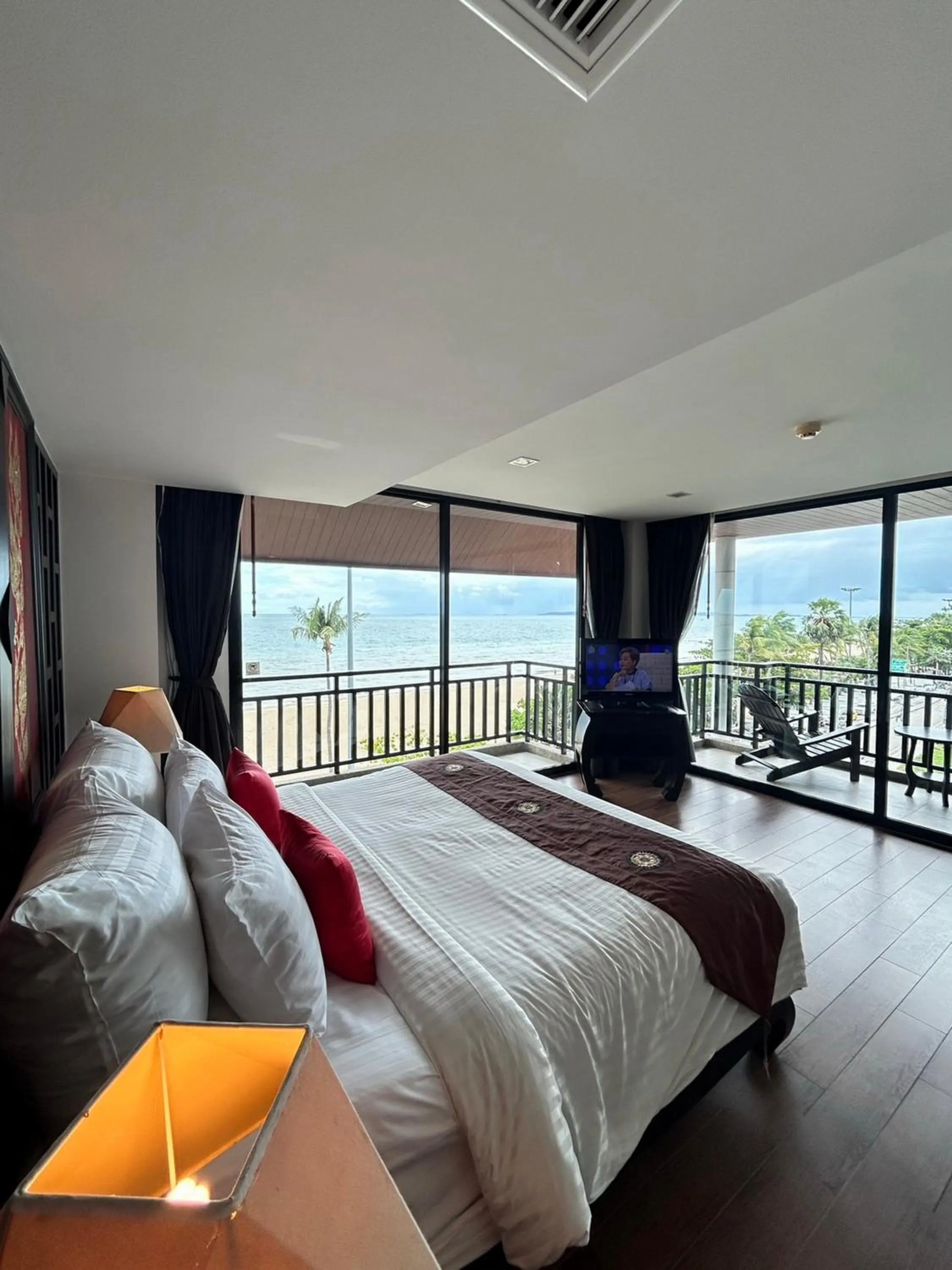 View (from property/room), Bed in Royal Thai Pavilion Jomtien Hotel