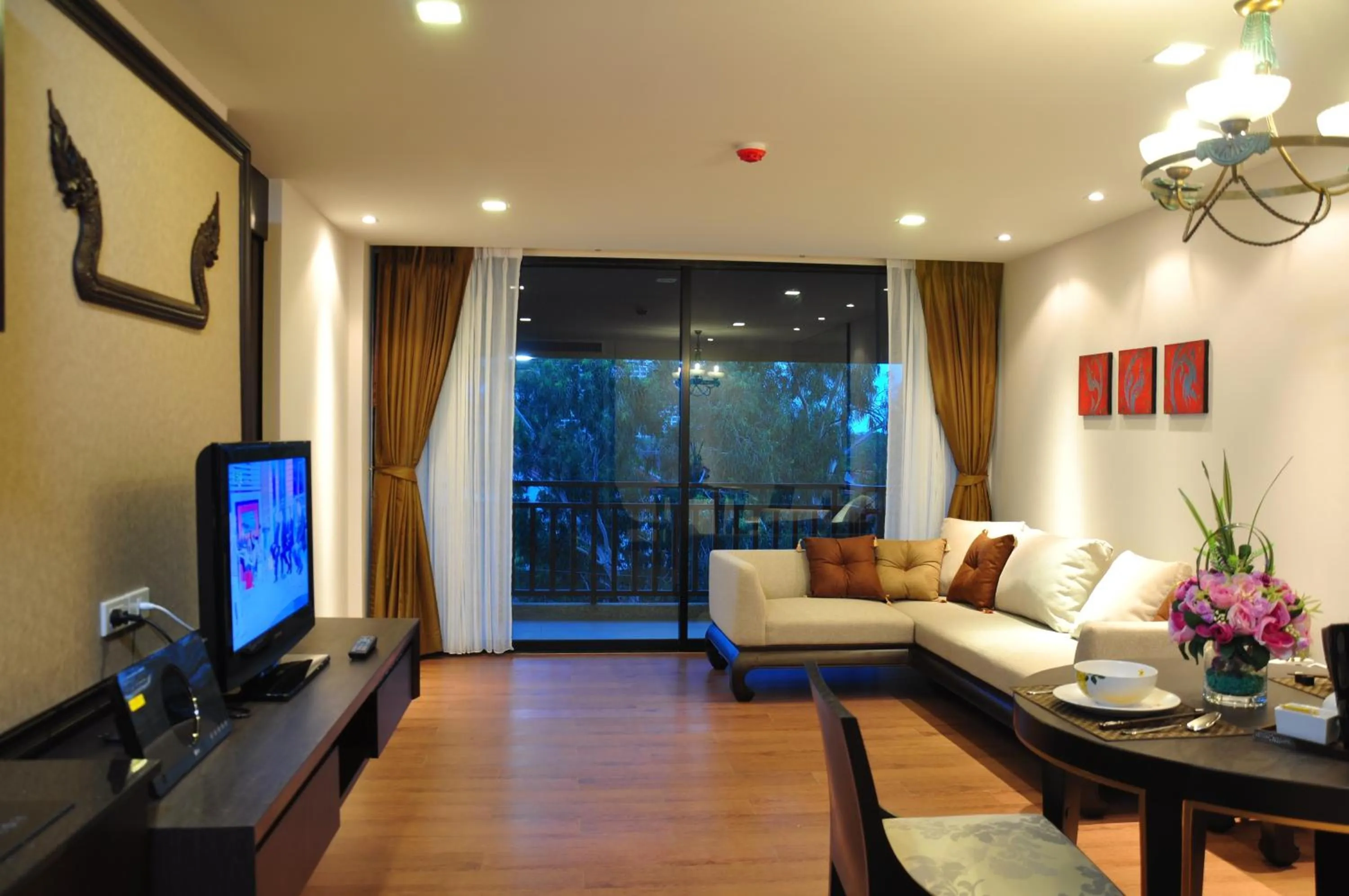 Communal lounge/ TV room in Royal Thai Pavilion Jomtien Hotel