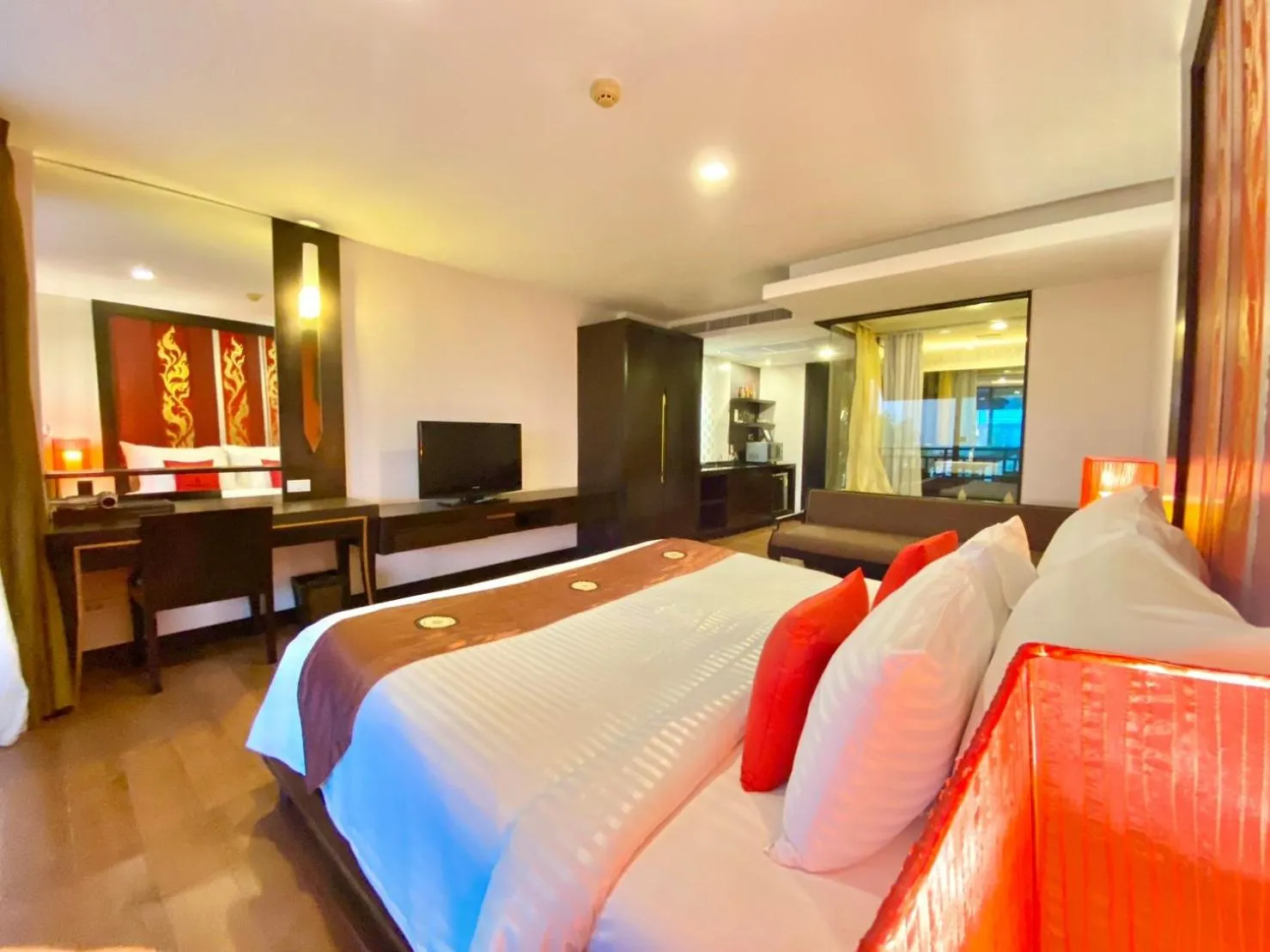 TV and multimedia, Bed in Royal Thai Pavilion Jomtien Hotel
