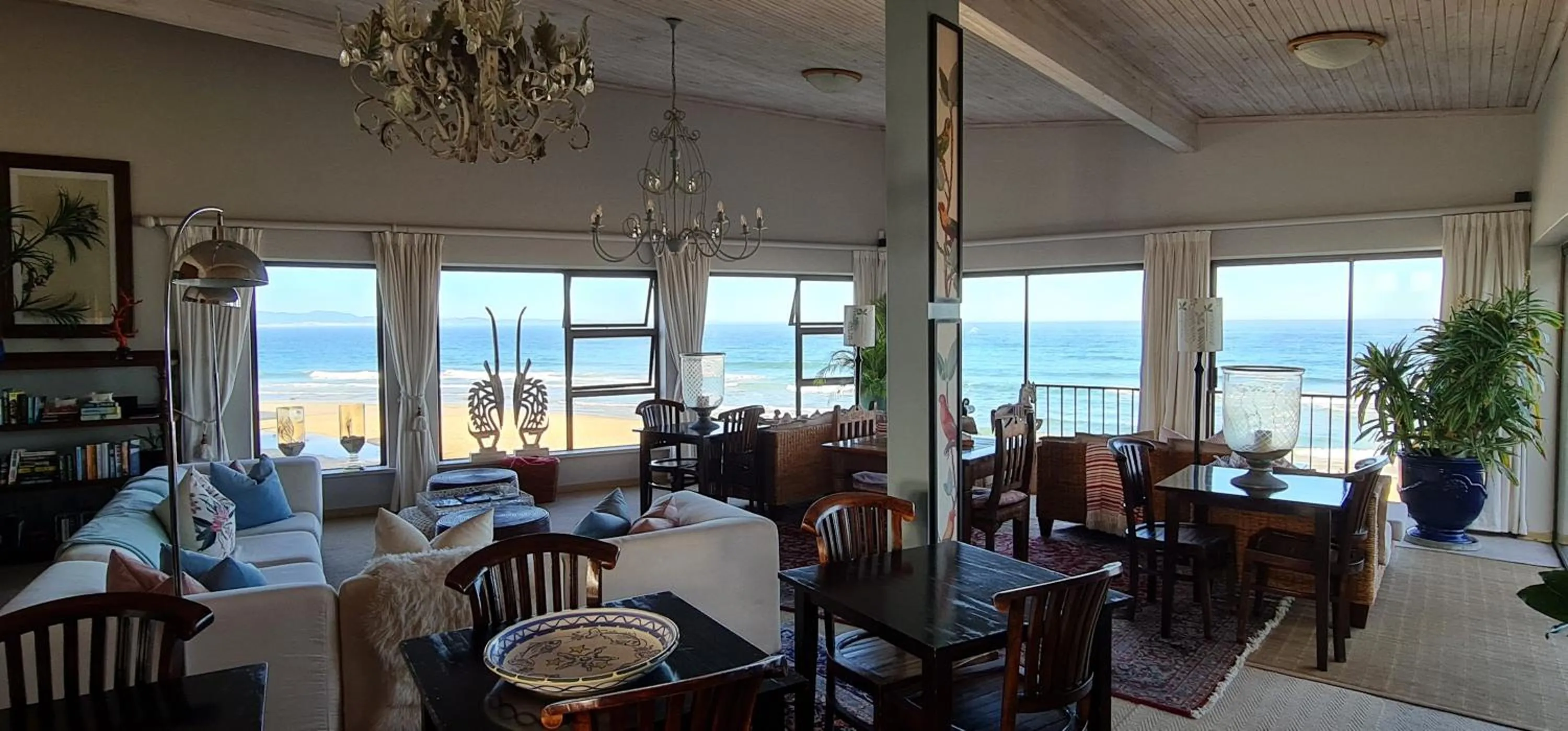 Lounge or bar in On the Beach Guesthouse Jeffreys Bay