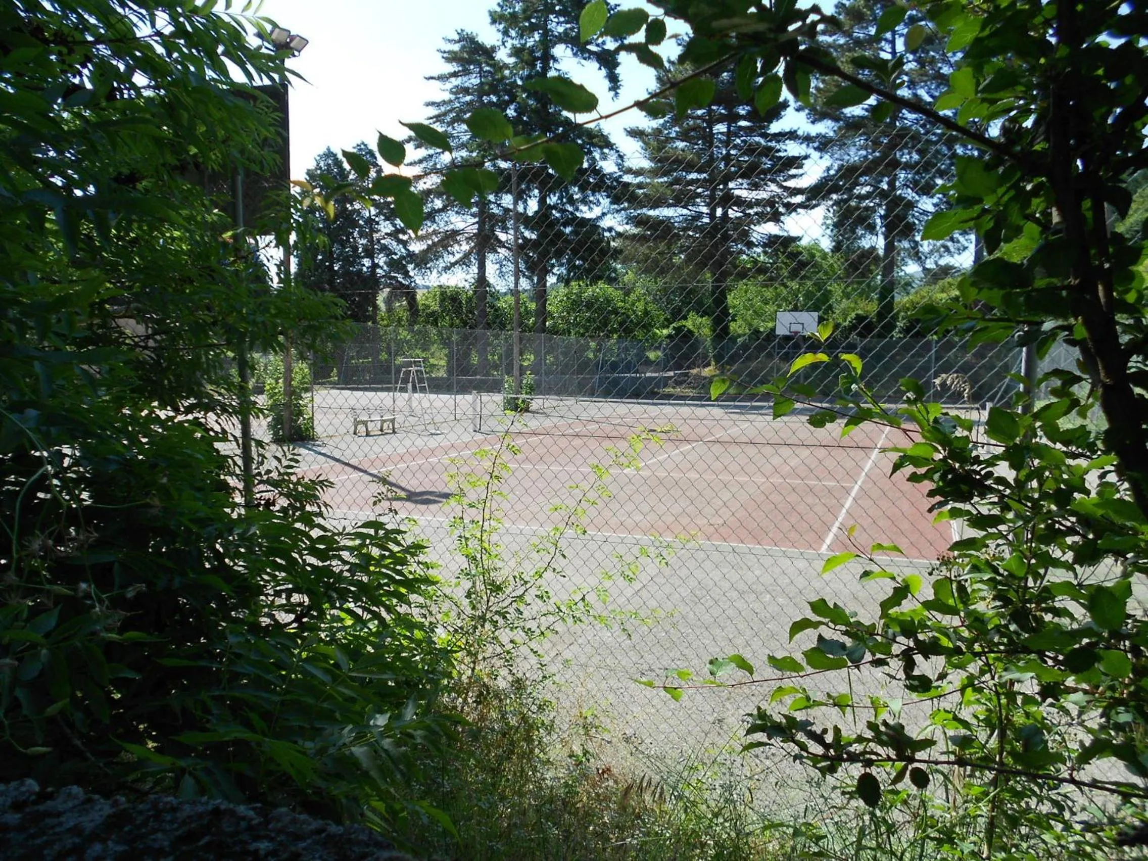 Tennis court in Domaine du Rougier