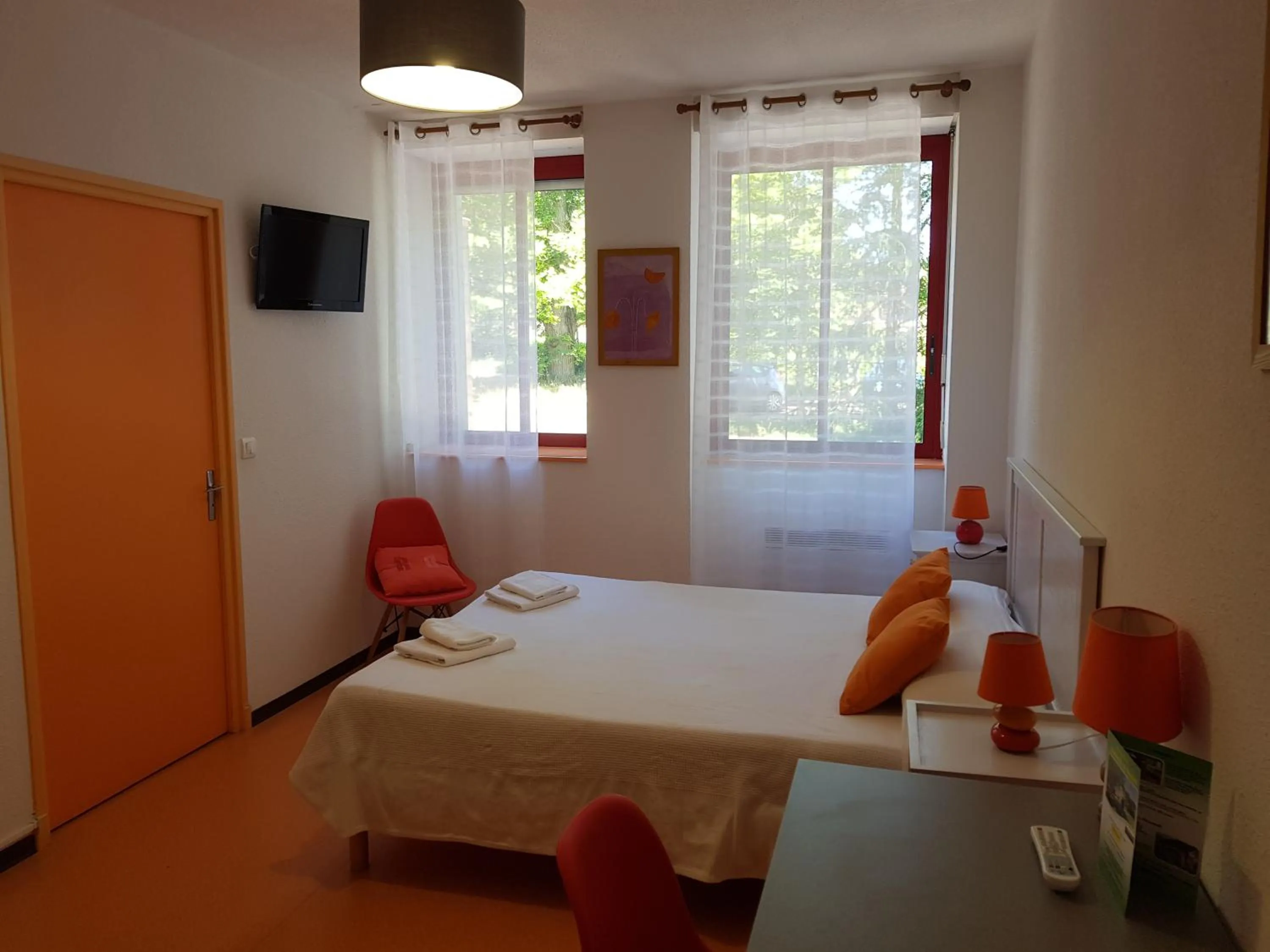 Photo of the whole room, Bed in Domaine du Rougier