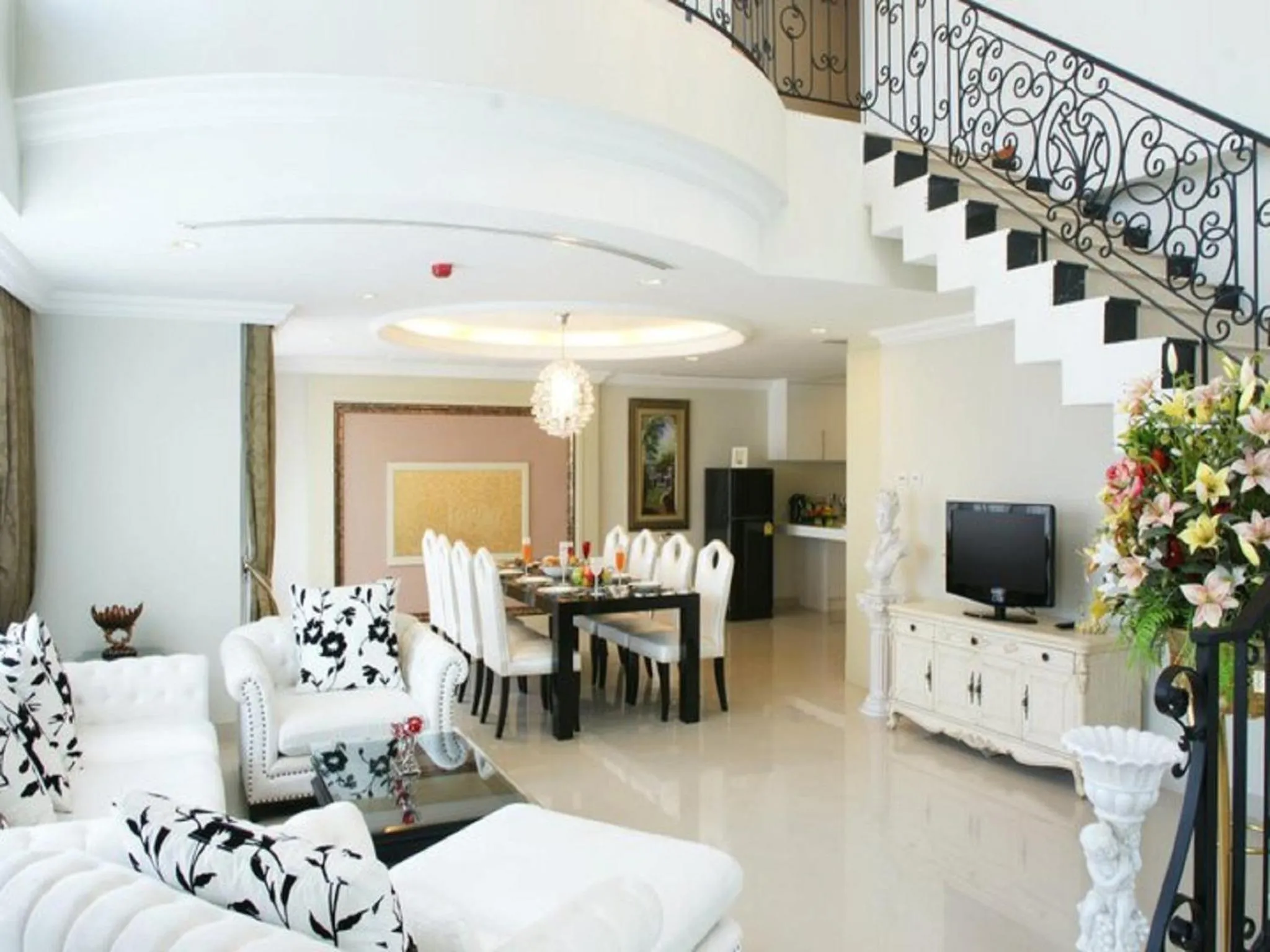 Photo of the whole room in LK Legend