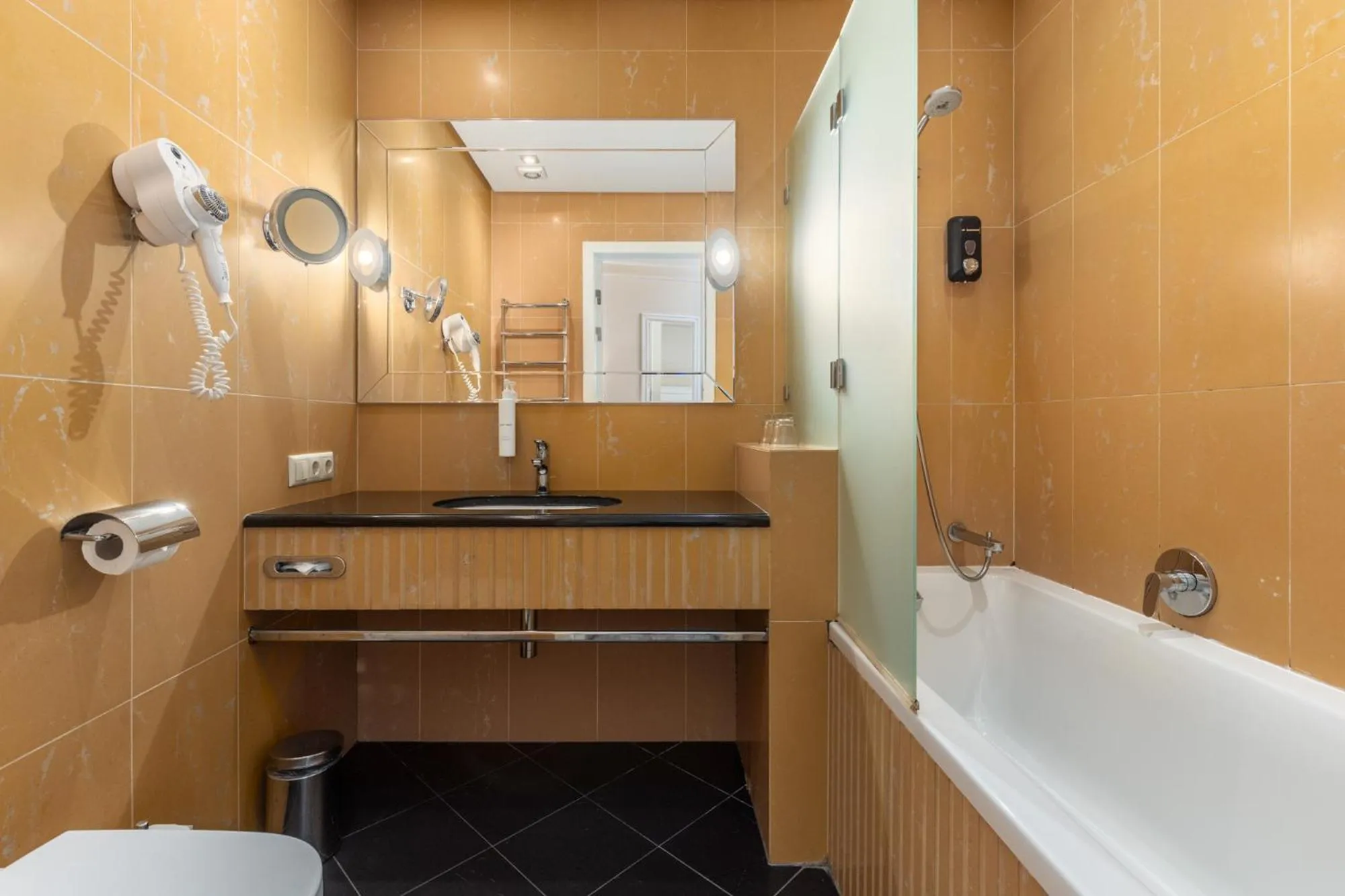 Toilet in Rixwell Gertrude Hotel