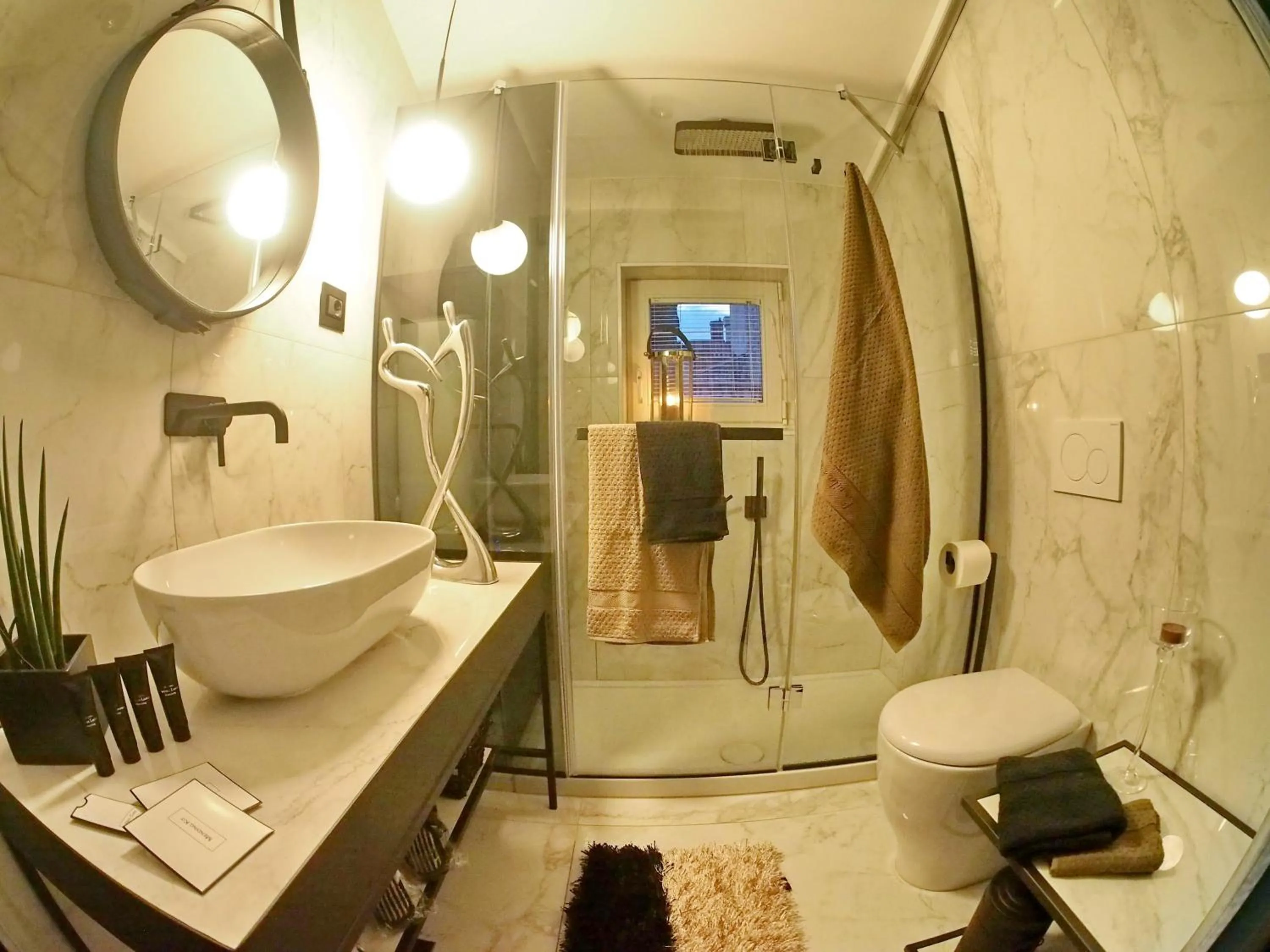 Shower in La Vita e Bella II