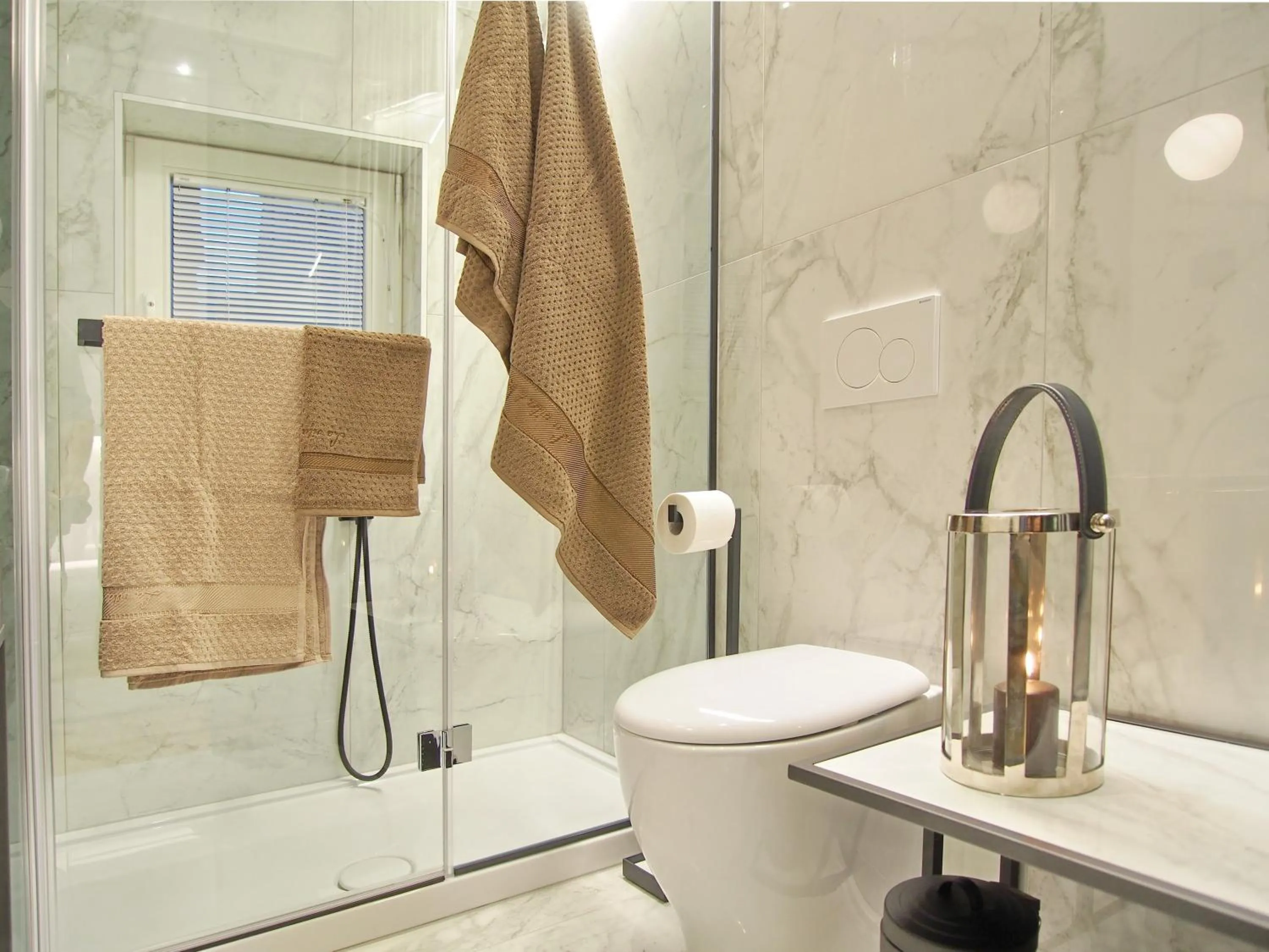 Shower in La Vita e Bella II