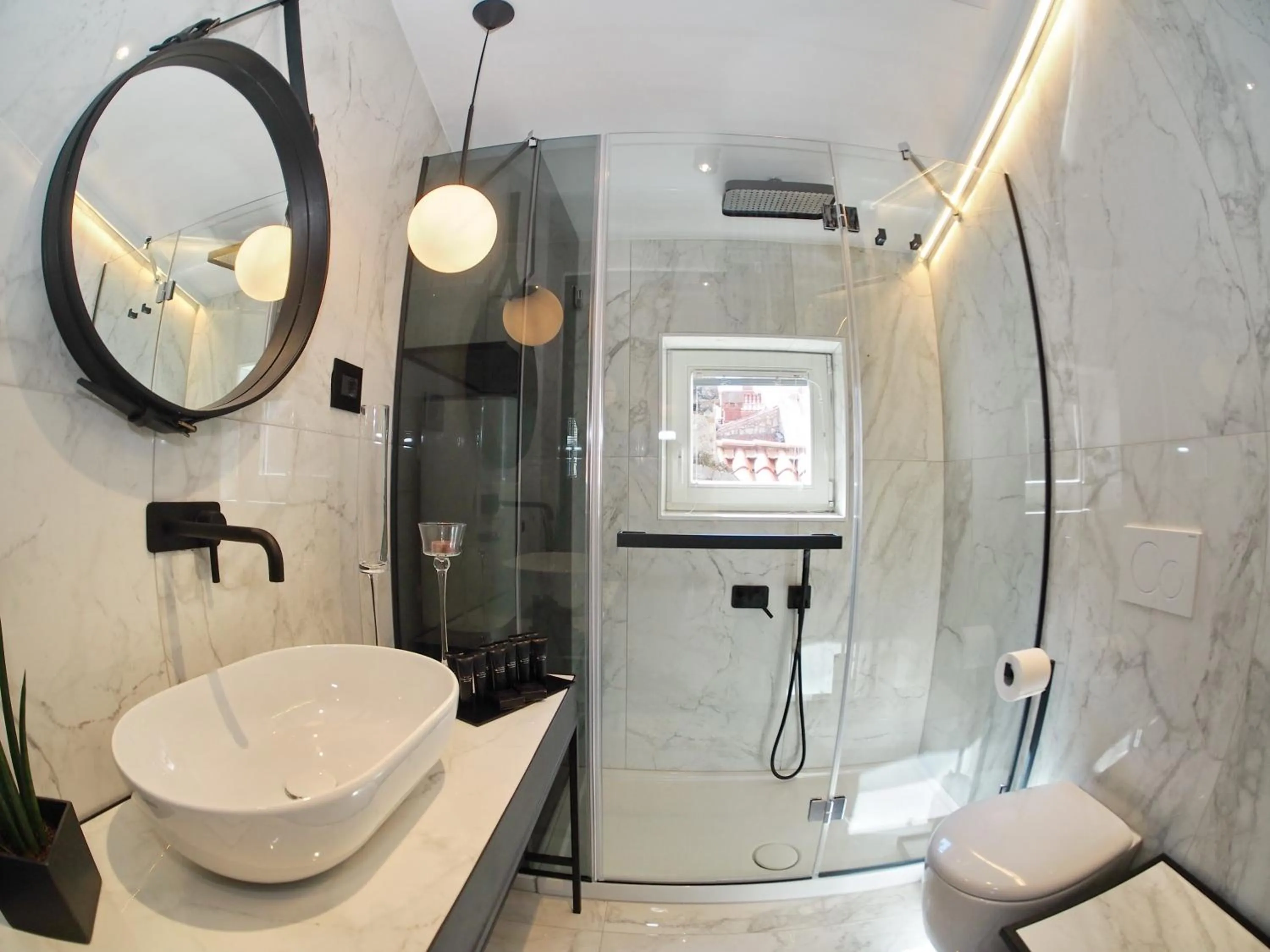 Shower in La Vita e Bella II