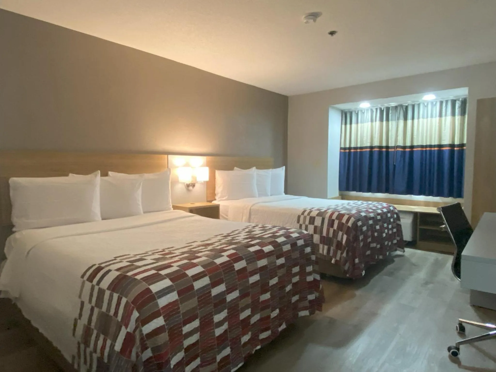 Photo of the whole room, Bed in Red Roof Inn Winston-Salem