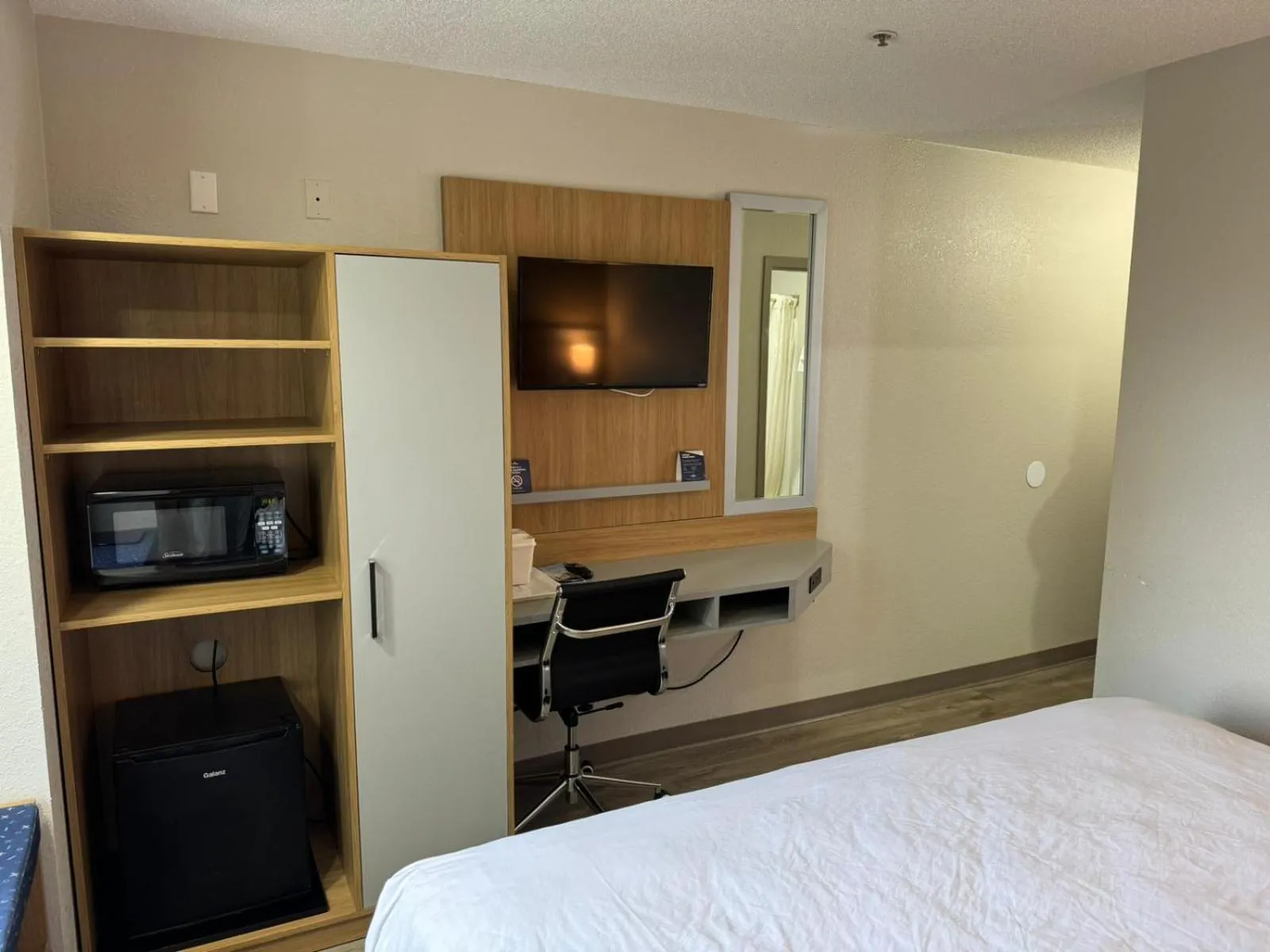 TV and multimedia, Bed in Microtel Inn by Wyndham Winston-Salem