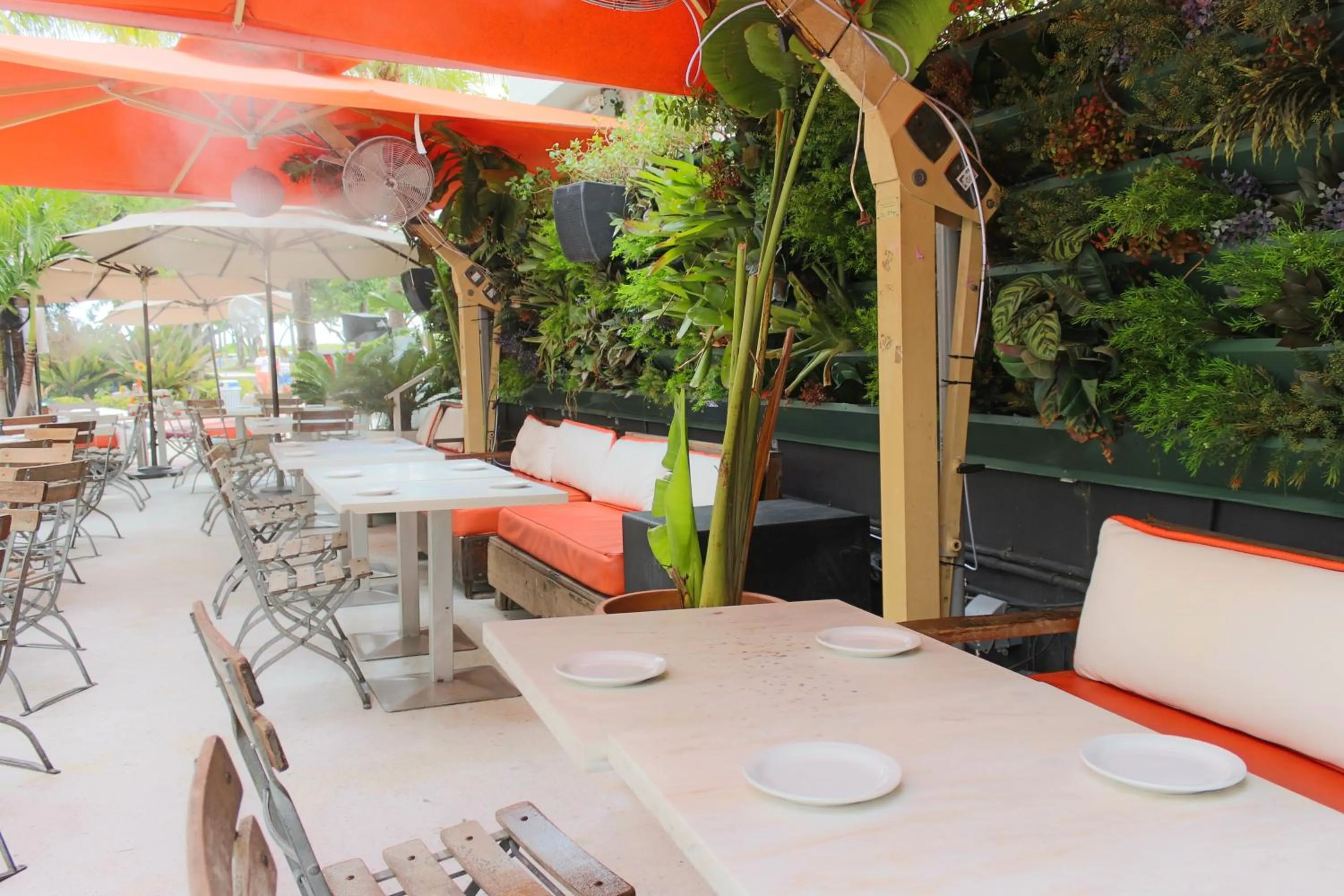 Restaurant/places to eat in Hotel Breakwater South Beach