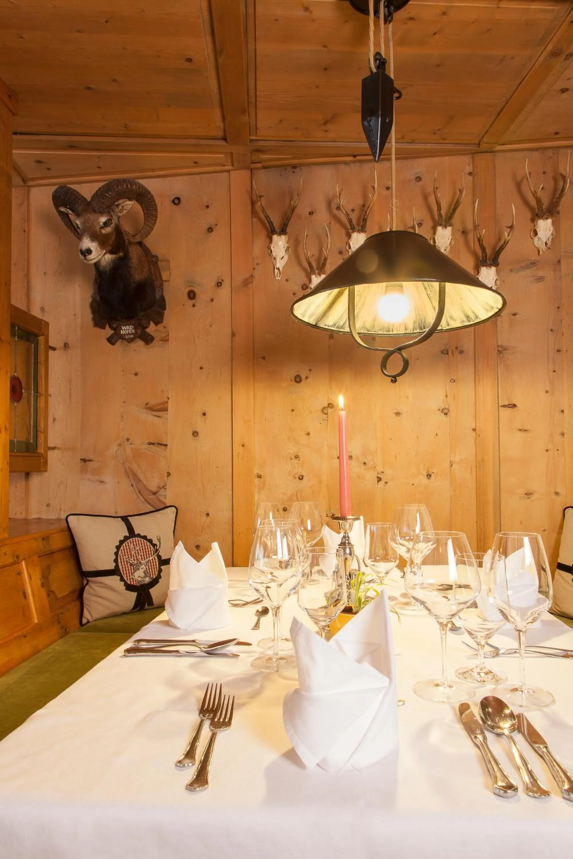 Restaurant/places to eat in Hotel Neue Burg