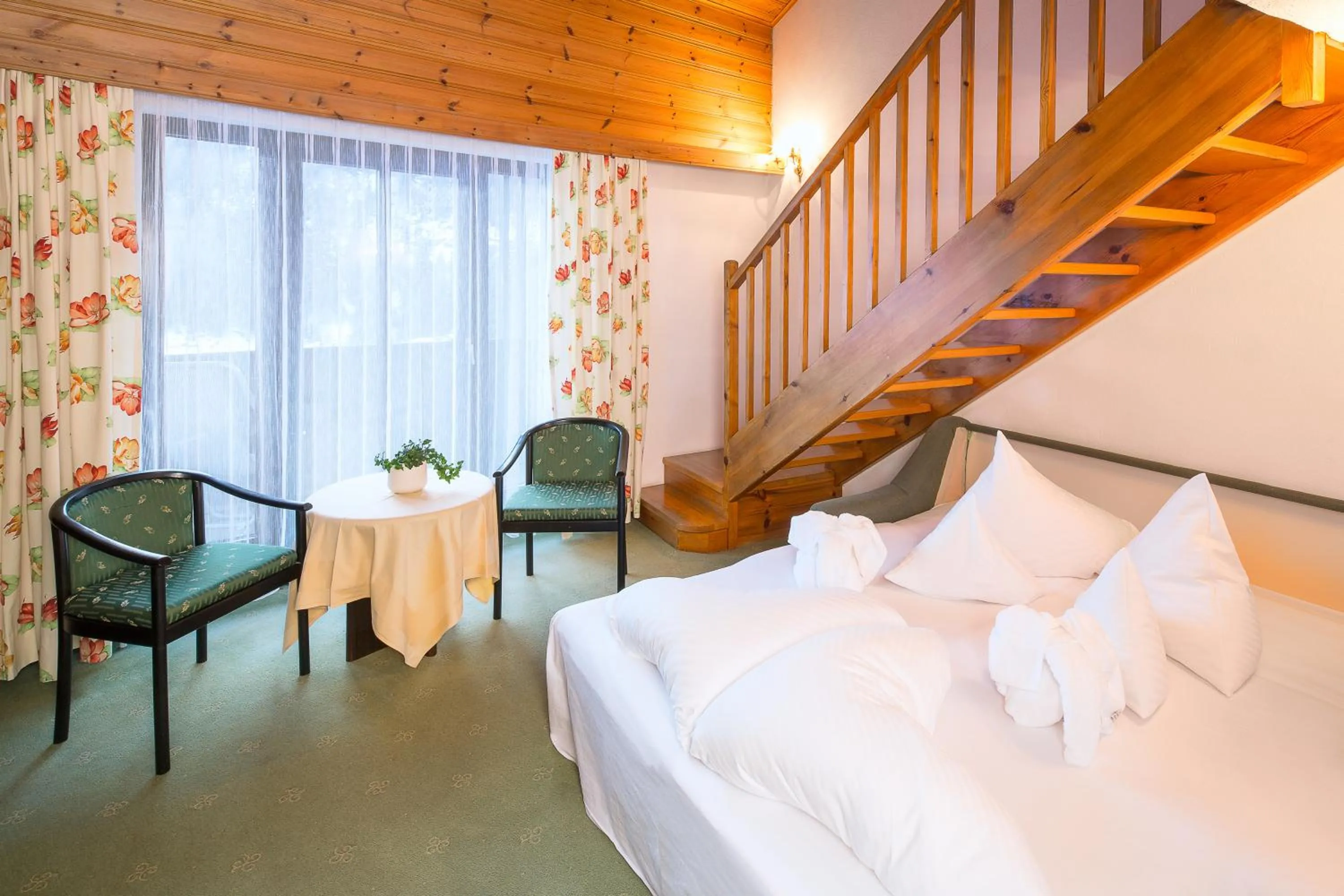 Bedroom, Bed in Hotel Neue Burg