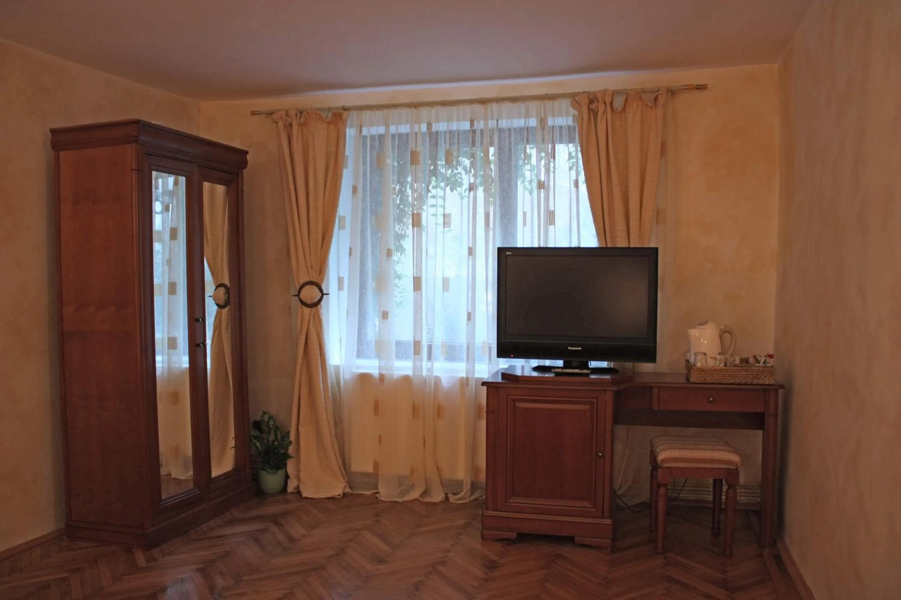 TV and multimedia in Casa Albert Boutique & Restaurant