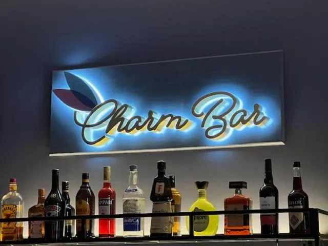 Lounge or bar in Hummingbird Inn