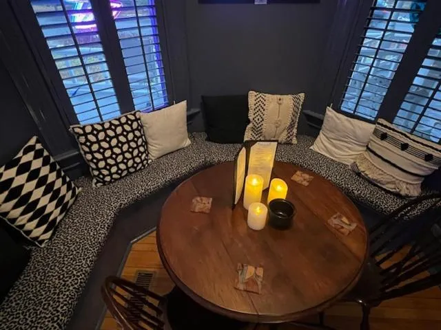 Lounge or bar in Hummingbird Inn