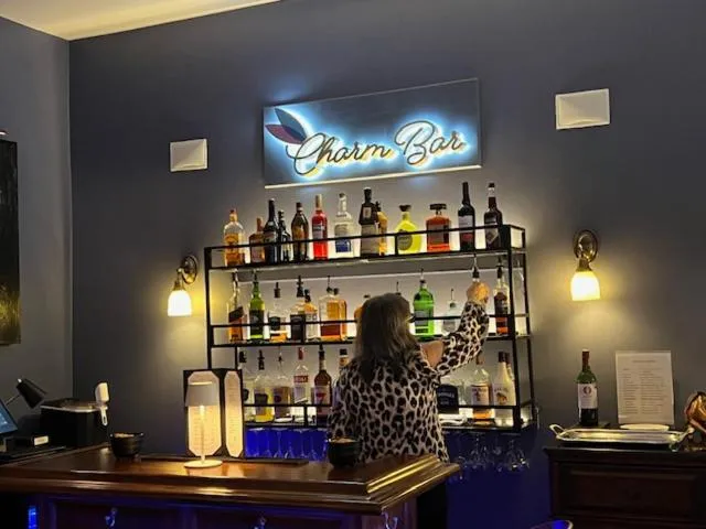 Lounge or bar in Hummingbird Inn