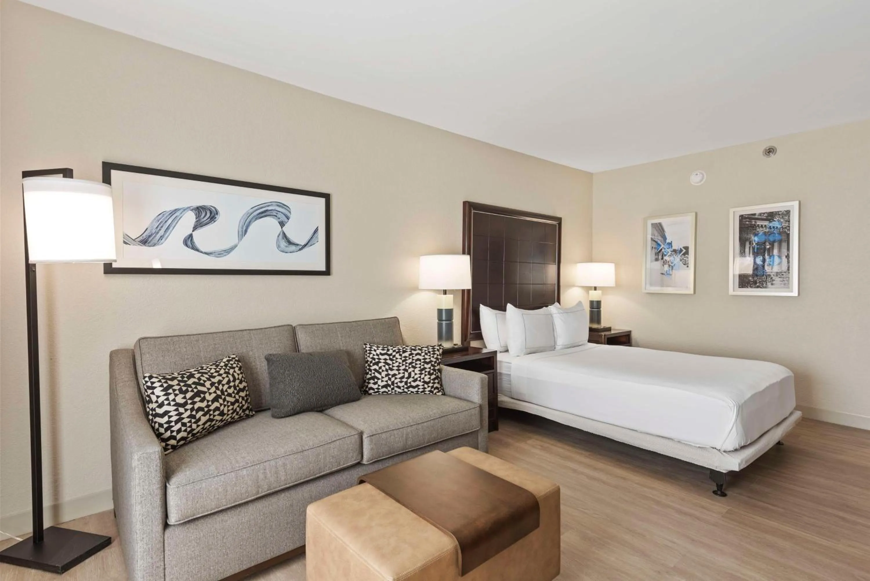 Living room, Bed in DoubleTree by Hilton Columbus