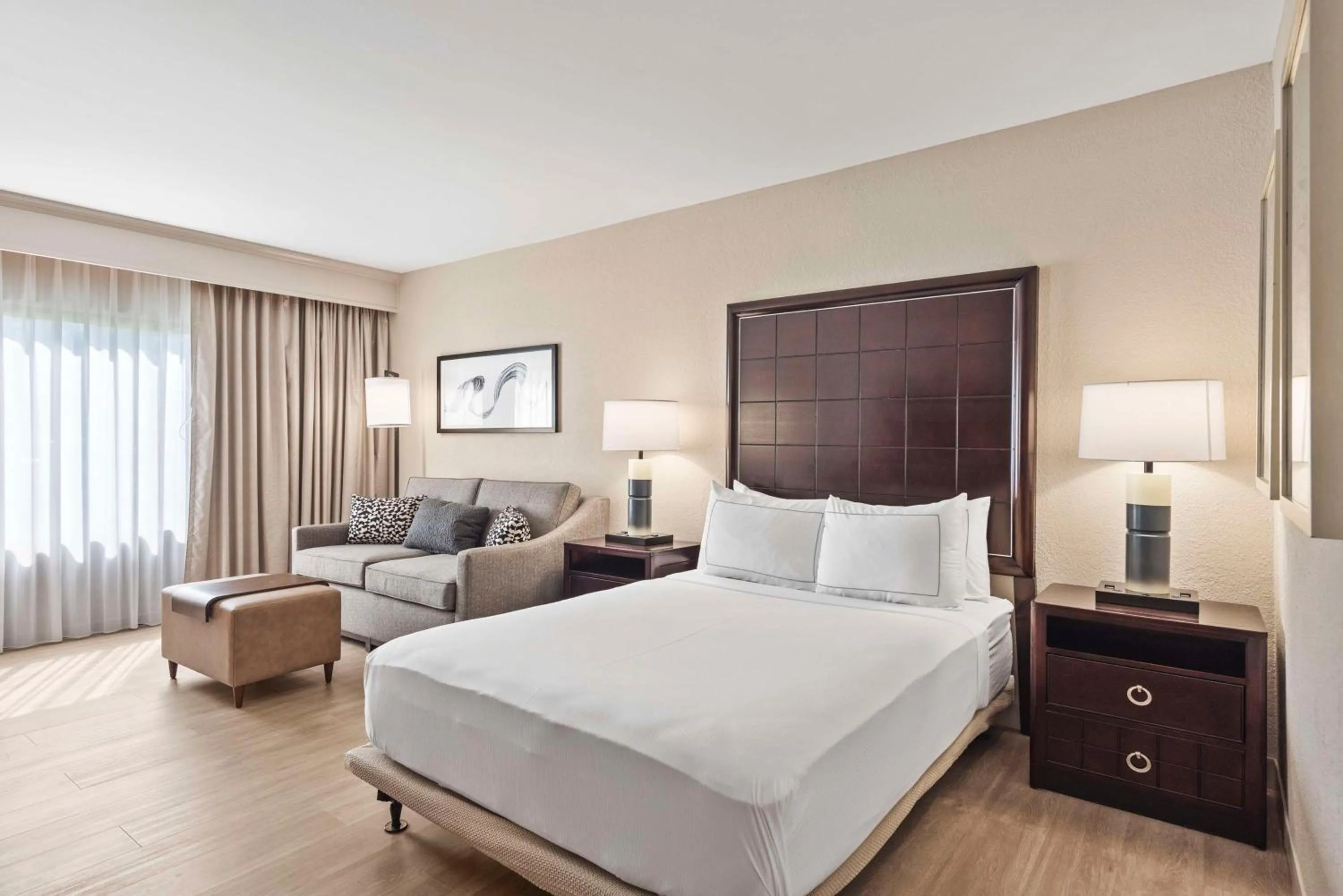 Living room, Bed in DoubleTree by Hilton Columbus