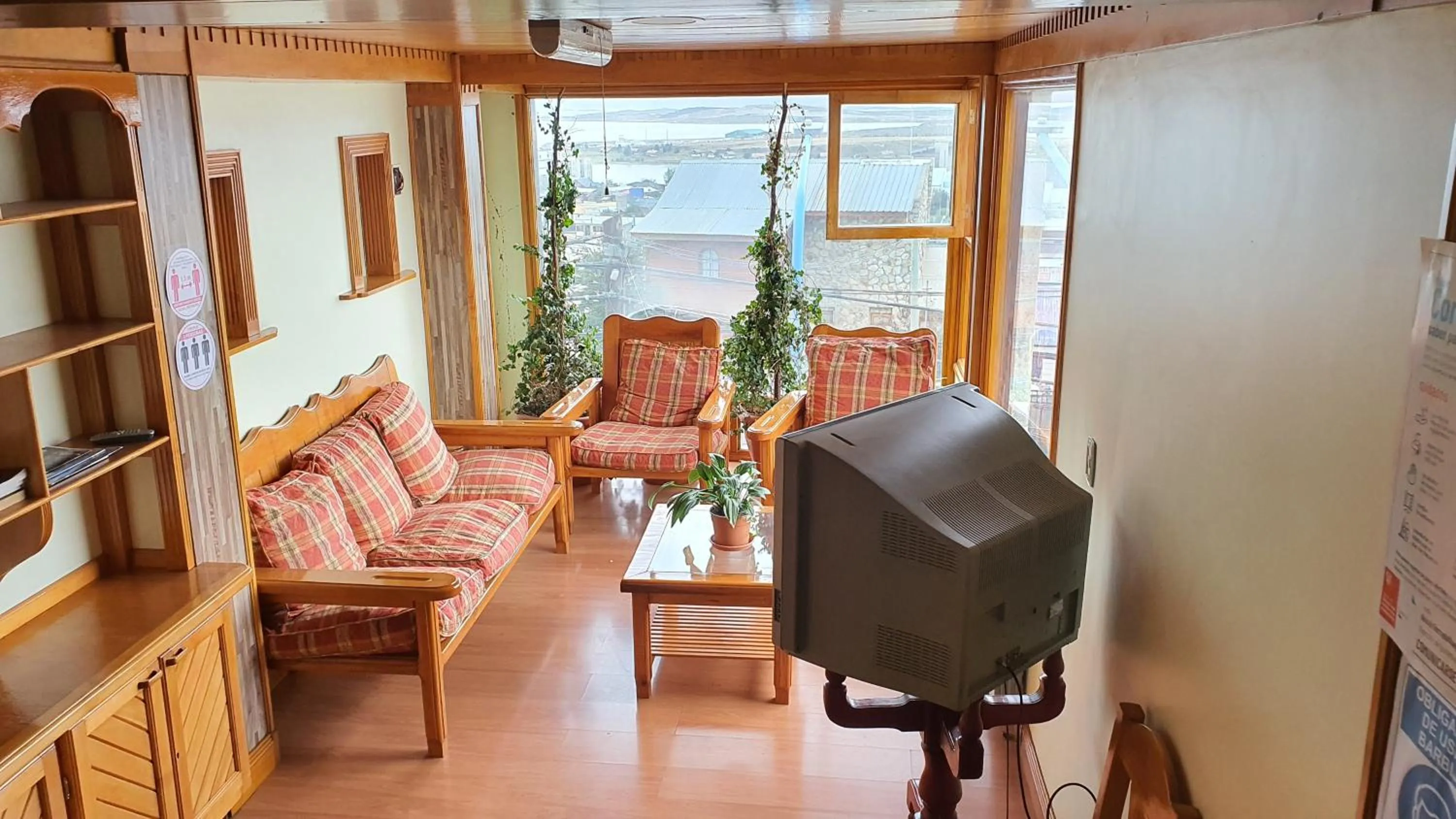 Communal lounge/ TV room in Hosteria Chalp