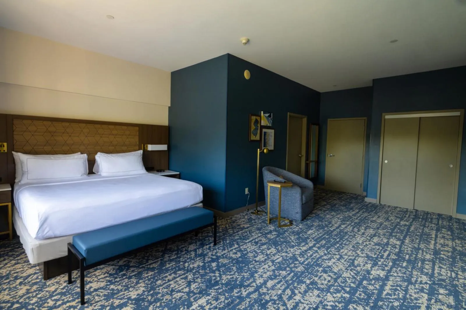 Bed in DoubleTree by Hilton Tinton Falls-Eatontown