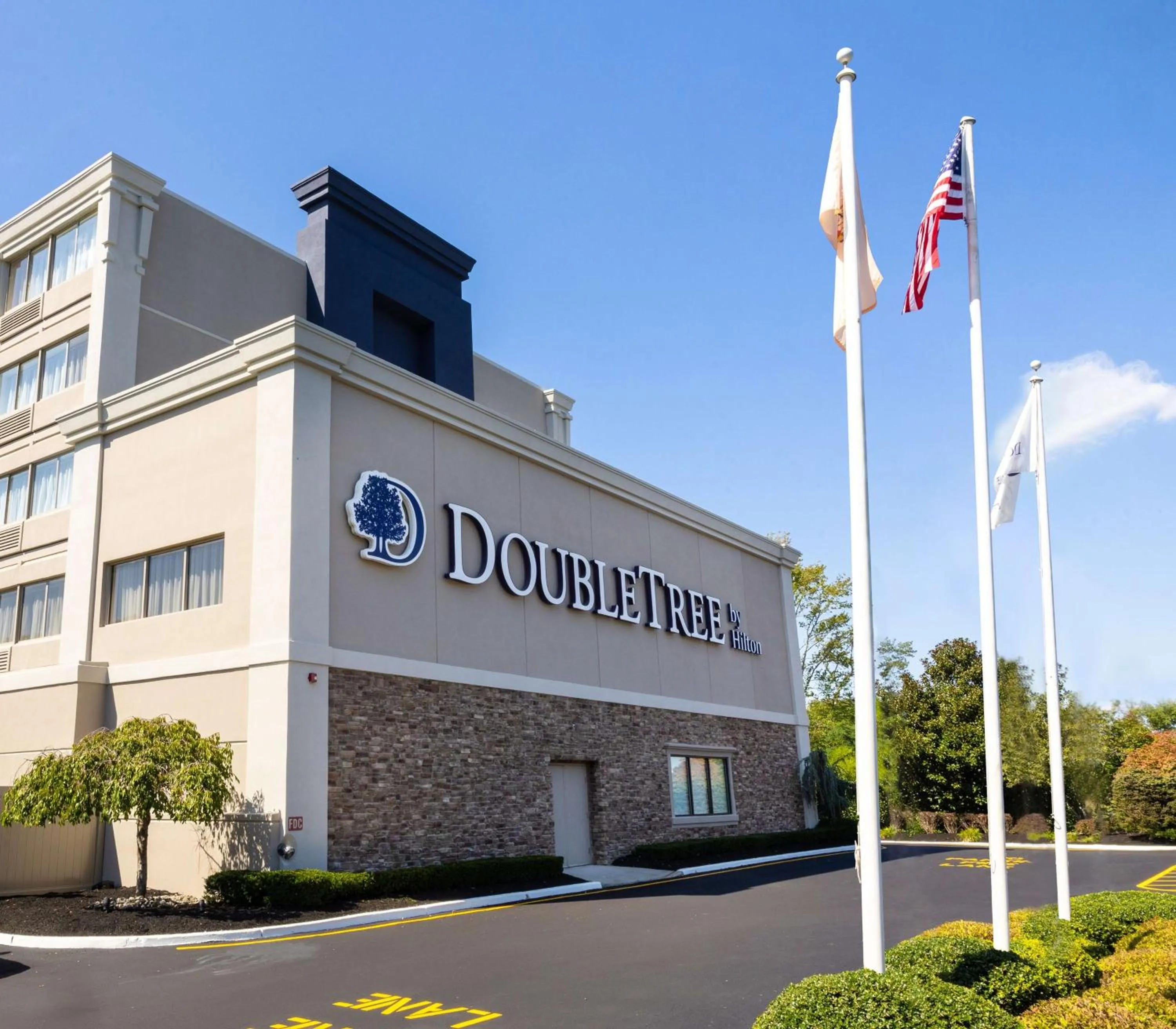 Property building in DoubleTree by Hilton Tinton Falls-Eatontown