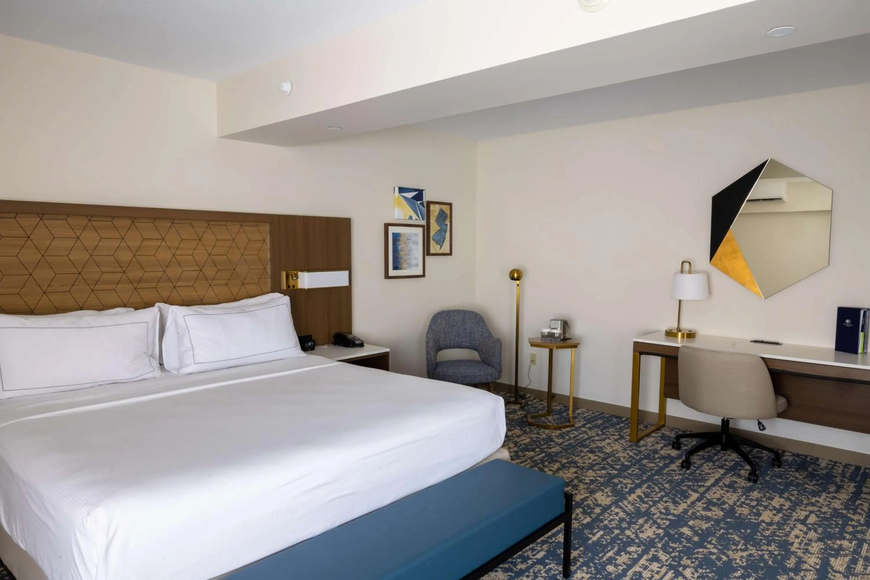 Bedroom, Bed in DoubleTree by Hilton Tinton Falls-Eatontown