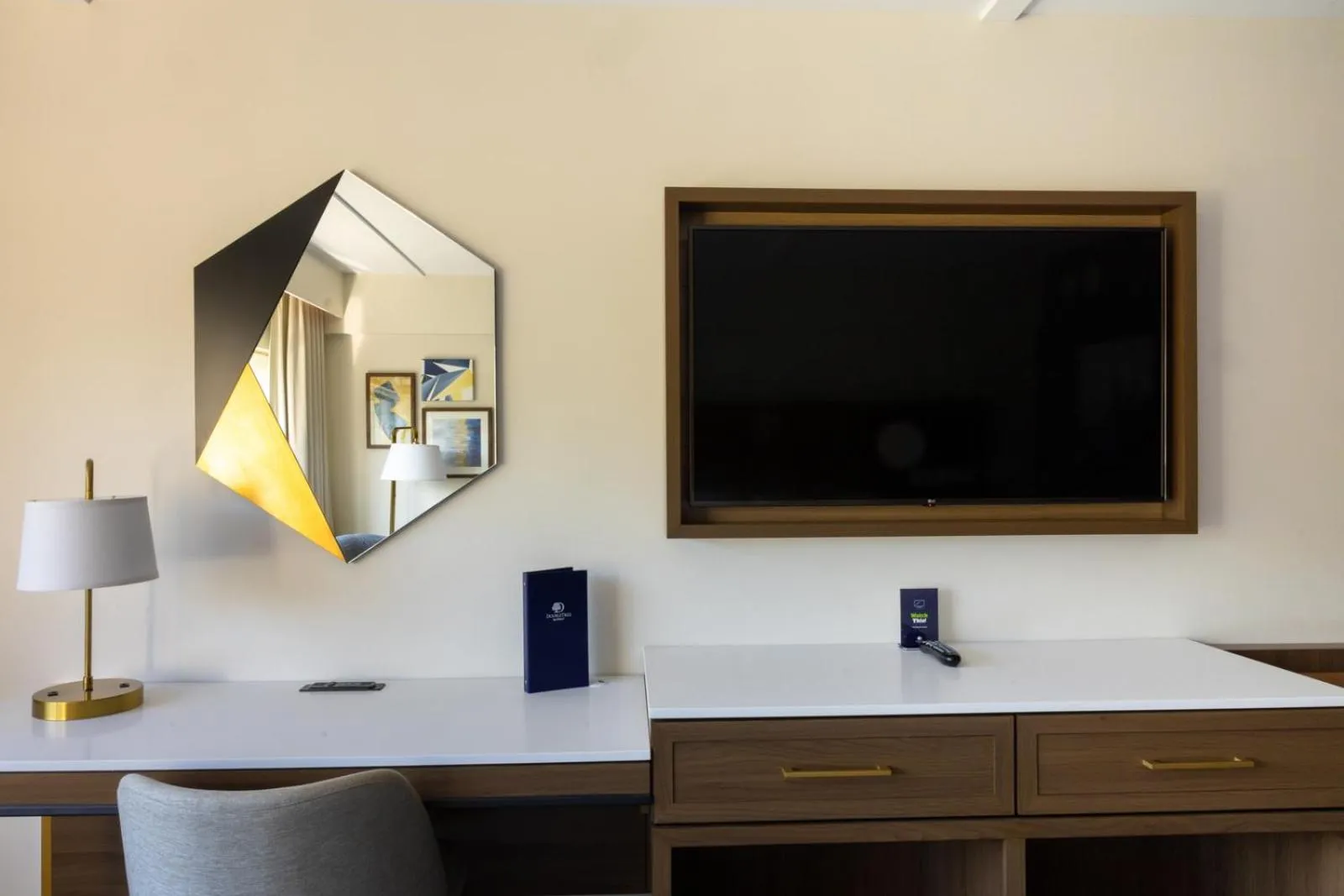 TV and multimedia in DoubleTree by Hilton Tinton Falls-Eatontown