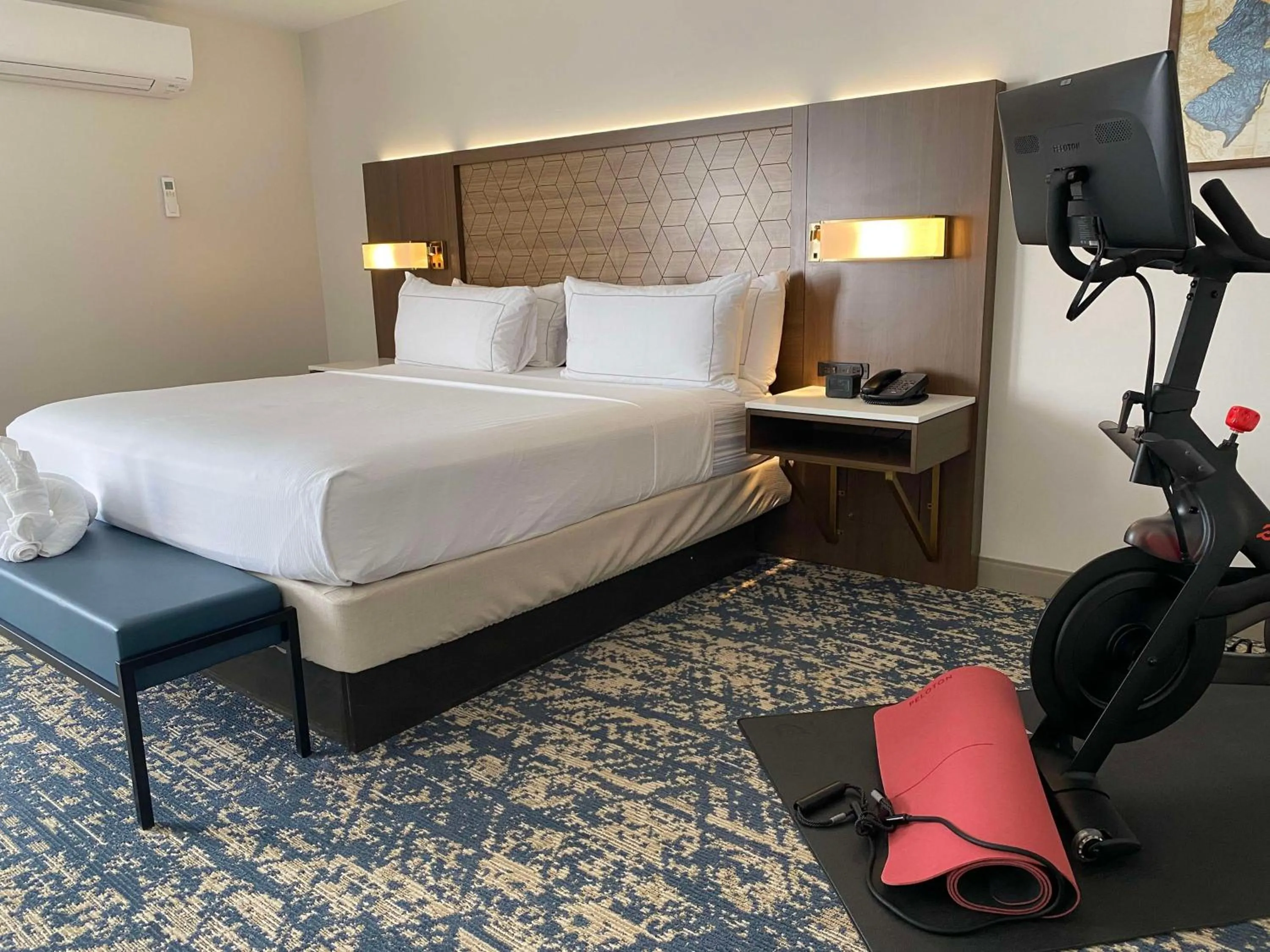 Bed in DoubleTree by Hilton Tinton Falls-Eatontown