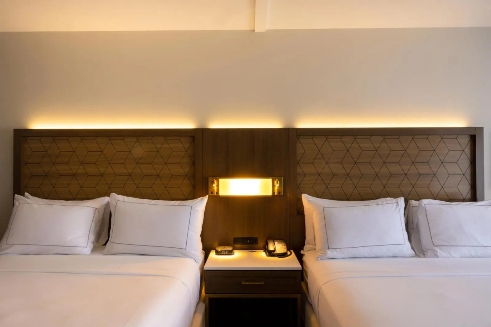 Bed in DoubleTree by Hilton Tinton Falls-Eatontown