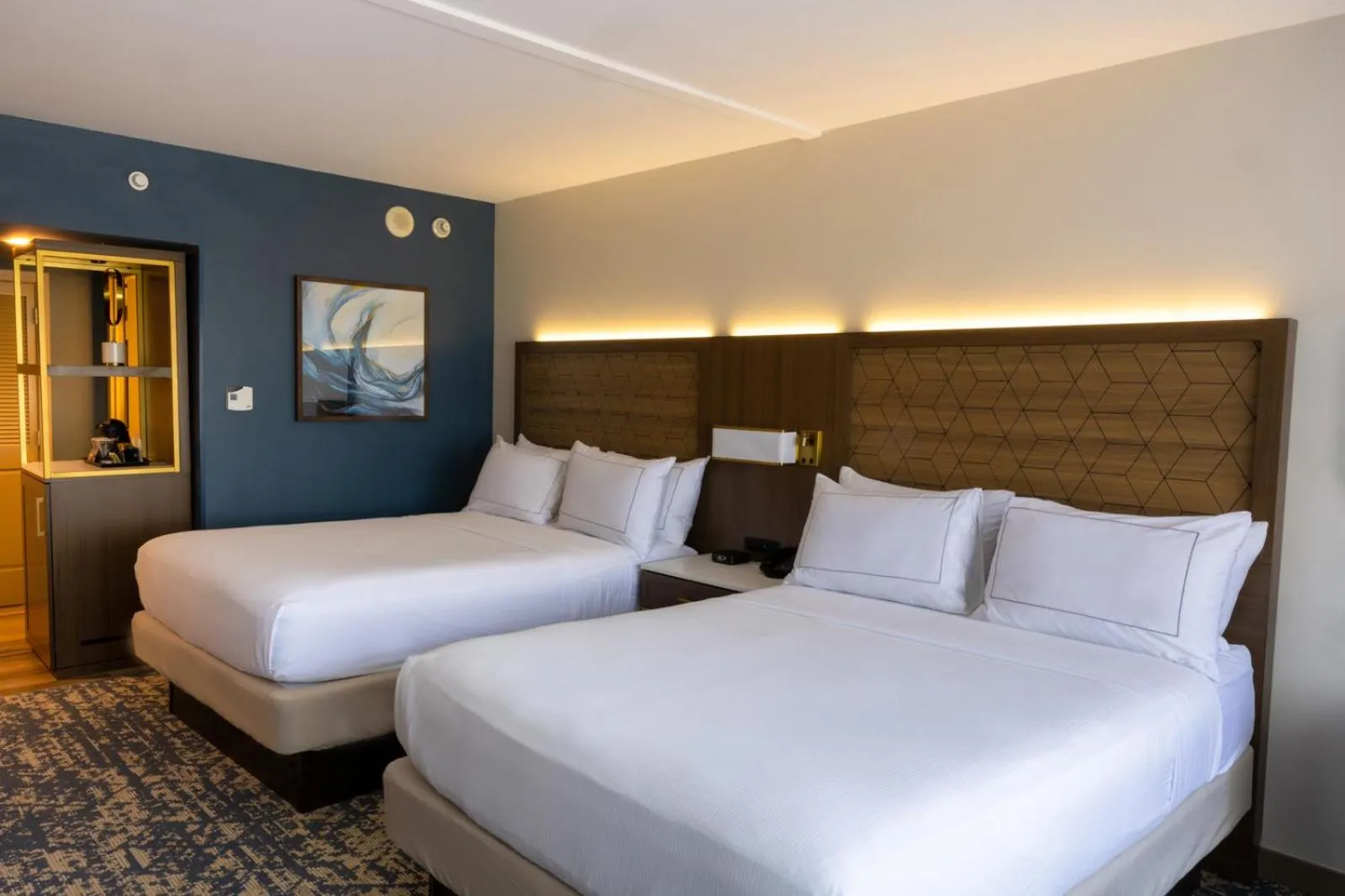 Bed in DoubleTree by Hilton Tinton Falls-Eatontown