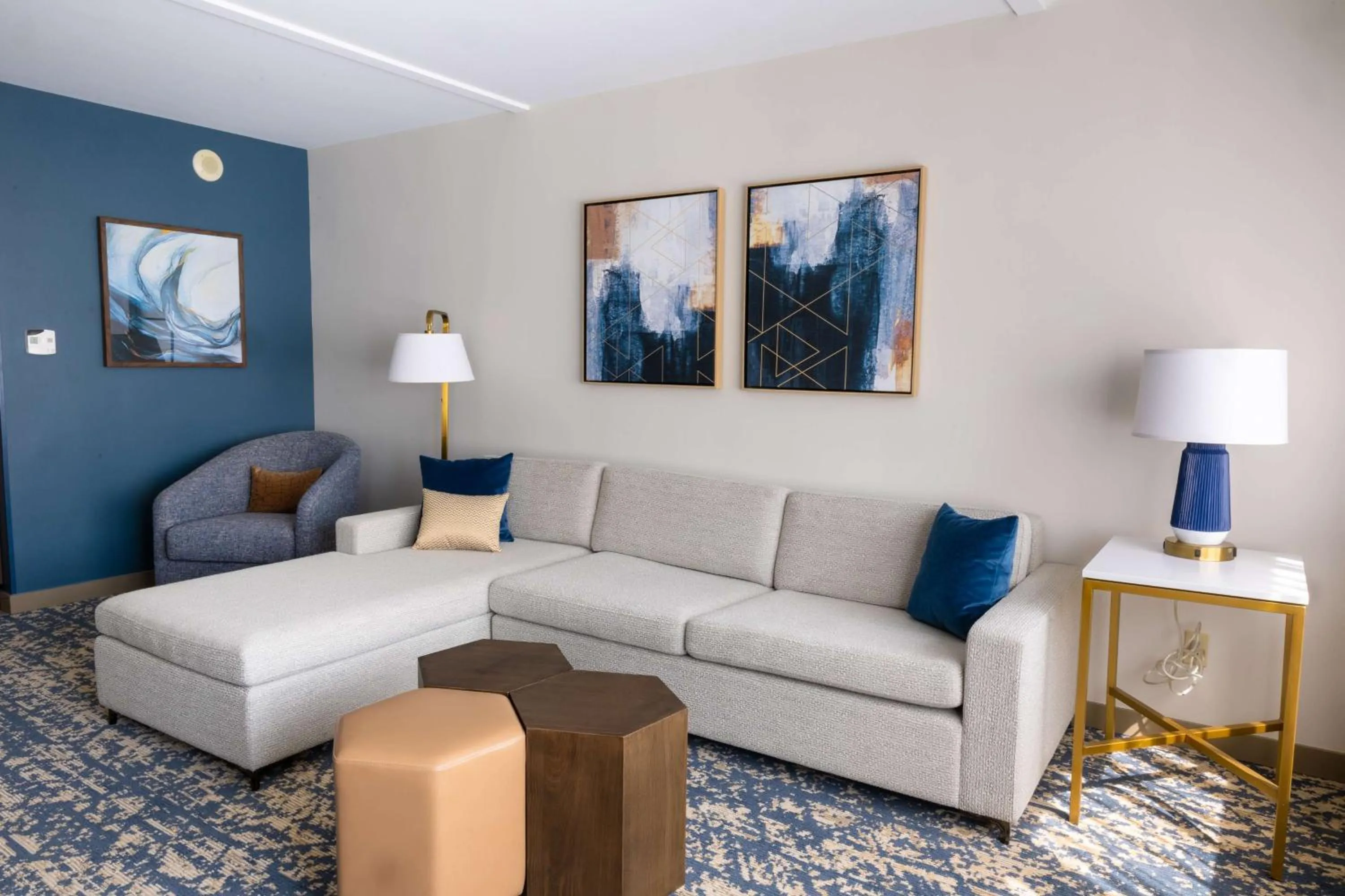 Bed in DoubleTree by Hilton Tinton Falls-Eatontown