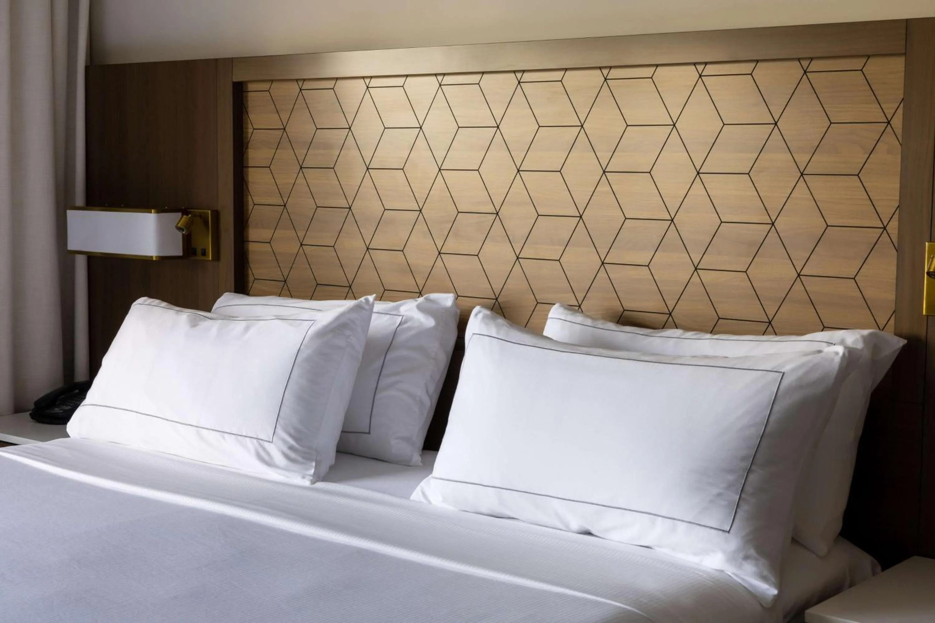 Bed in DoubleTree by Hilton Tinton Falls-Eatontown