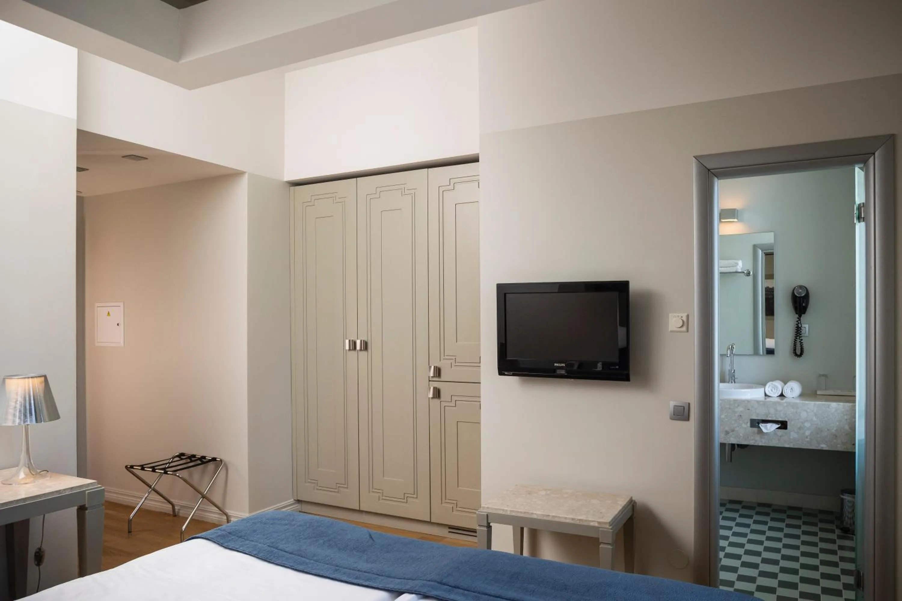 Photo of the whole room, Bed in Opera Hotel