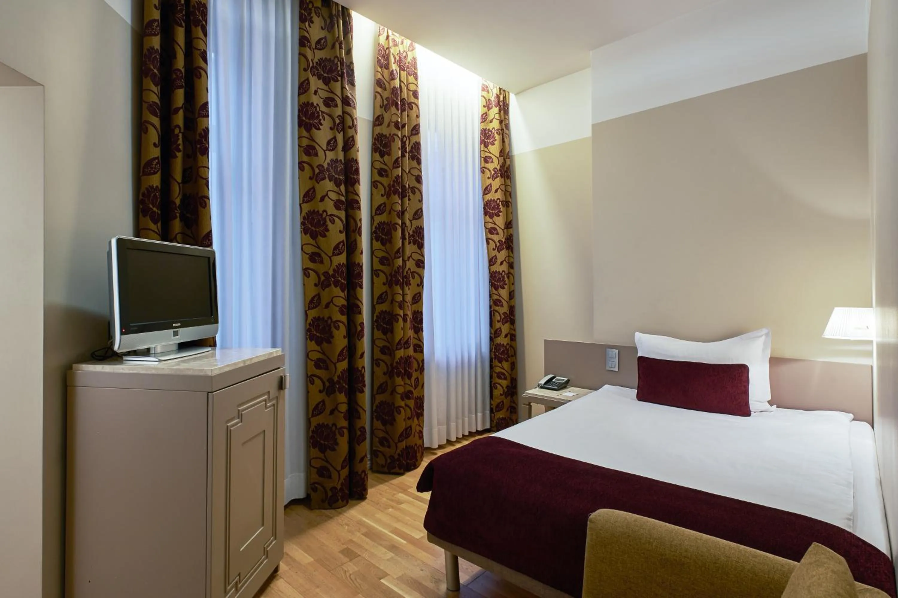 Photo of the whole room, Bed in Opera Hotel