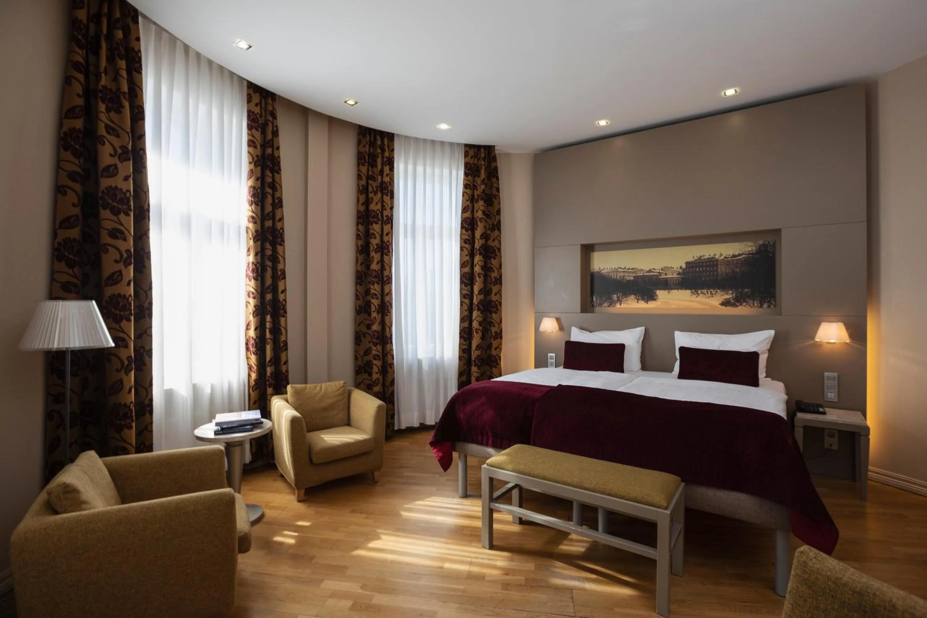 Photo of the whole room, Bed in Opera Hotel