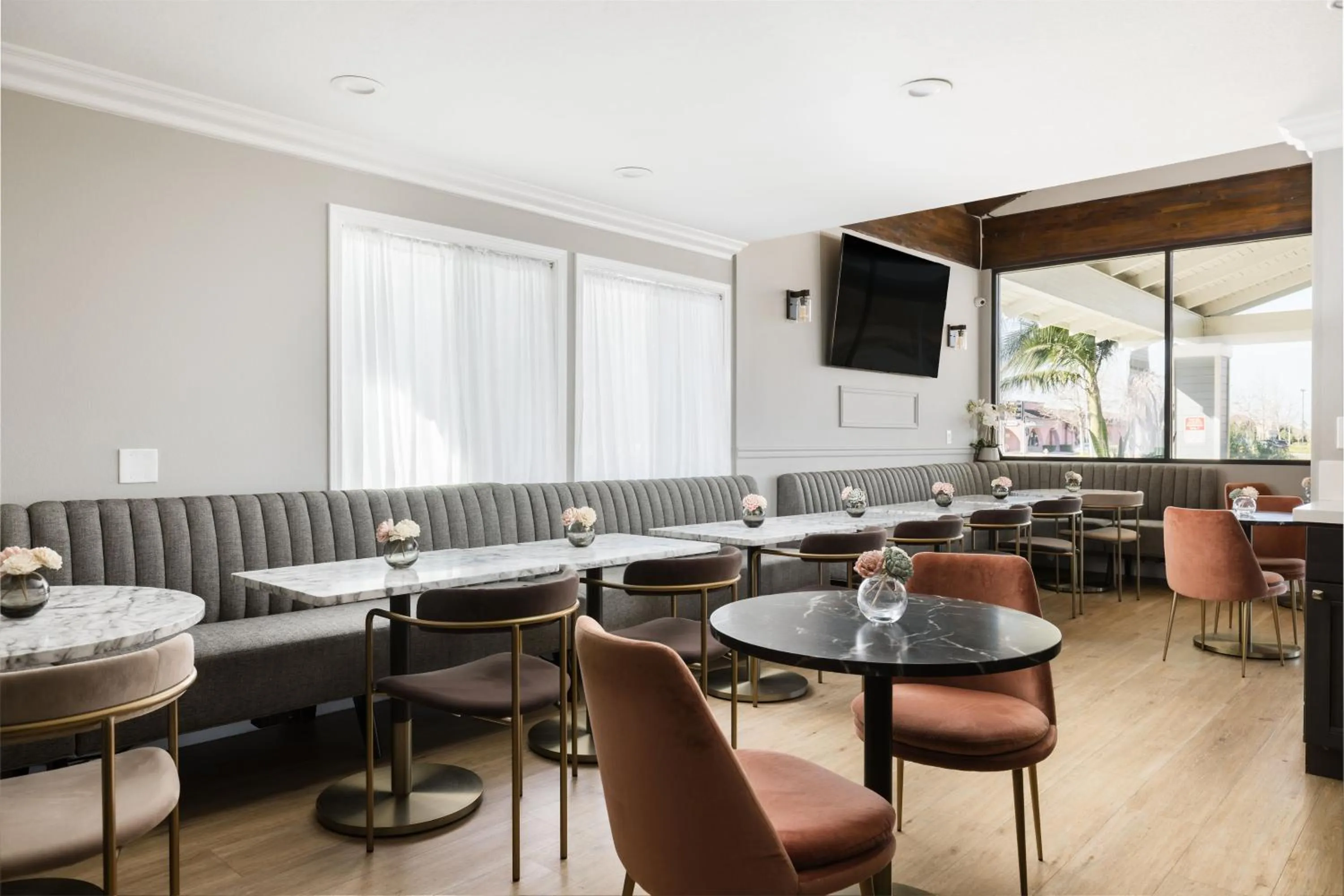 Lounge or bar in Inn at Highway 1