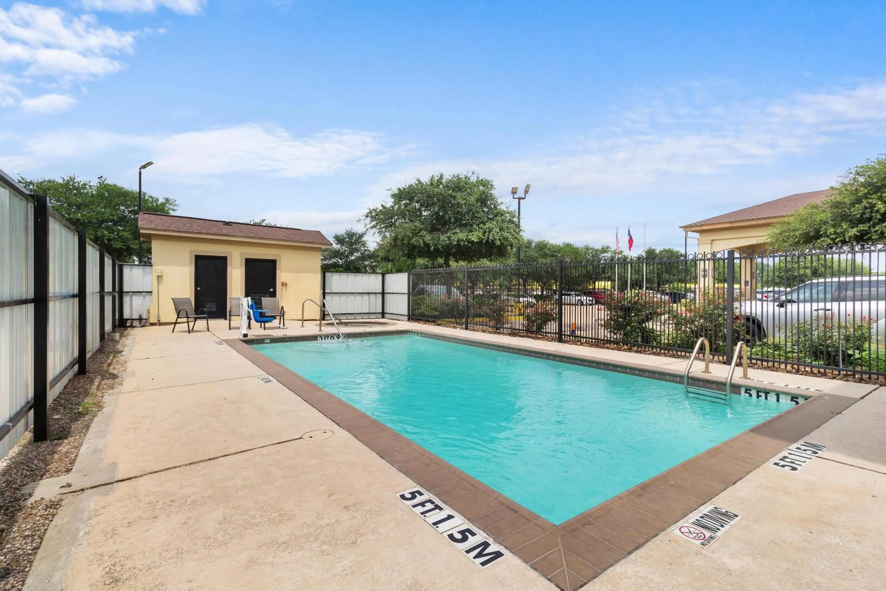 Swimming pool in Sleep Inn & Suites Bush Intercontinental - IAH East