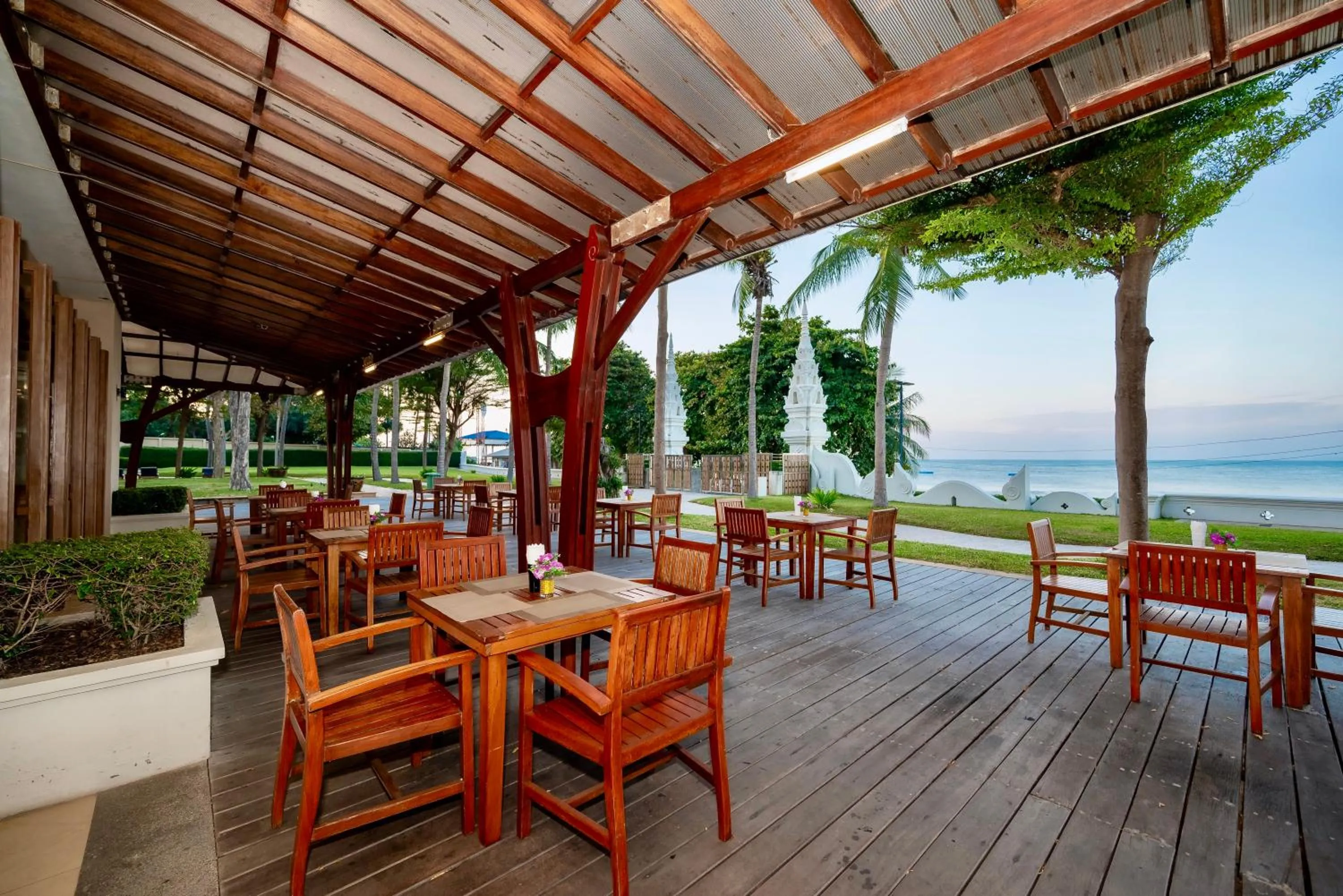 Restaurant/places to eat in The Heritage Pattaya Beachfront Resort