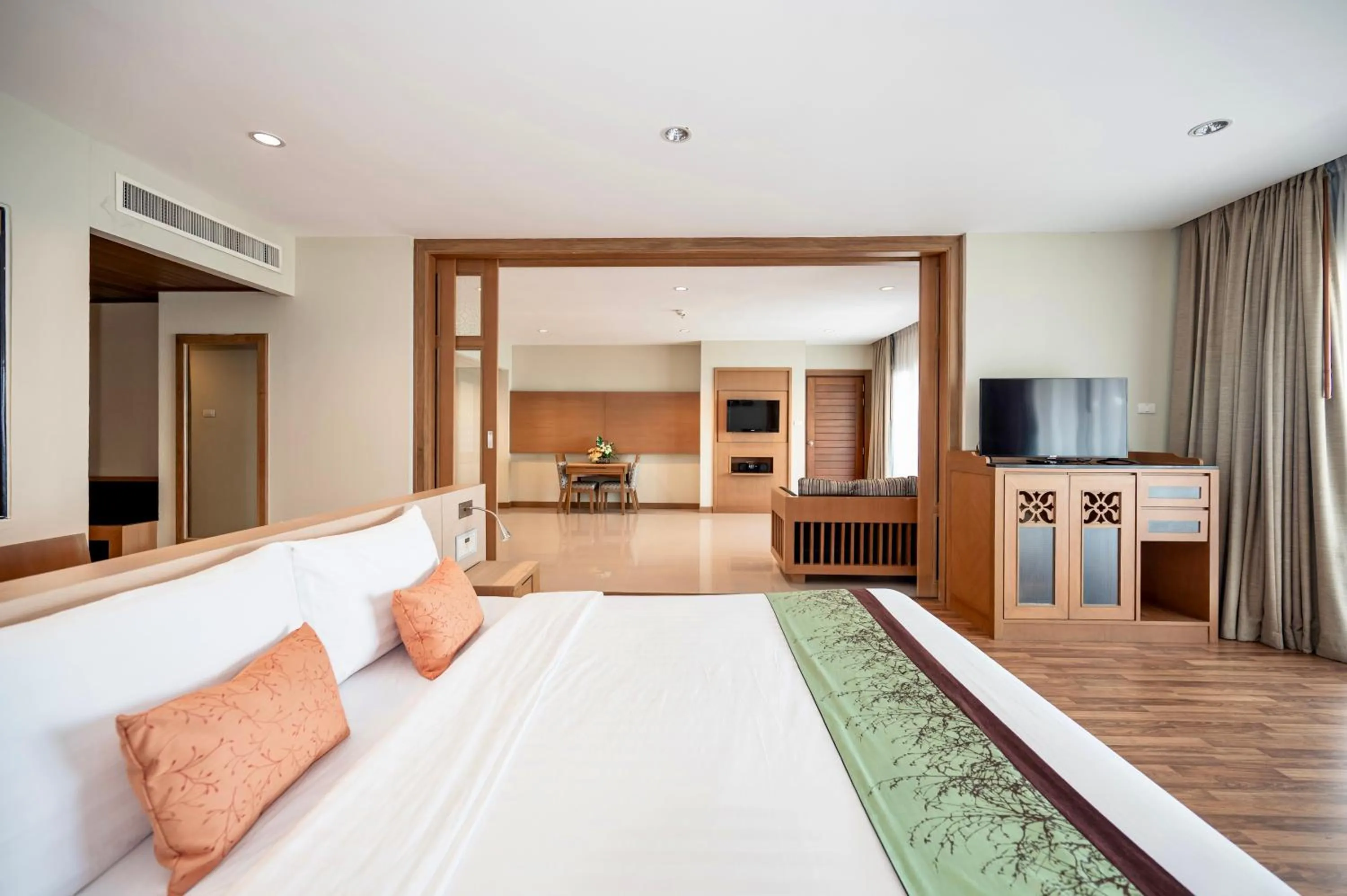 Area and facilities, Bed in The Heritage Pattaya Beachfront Resort