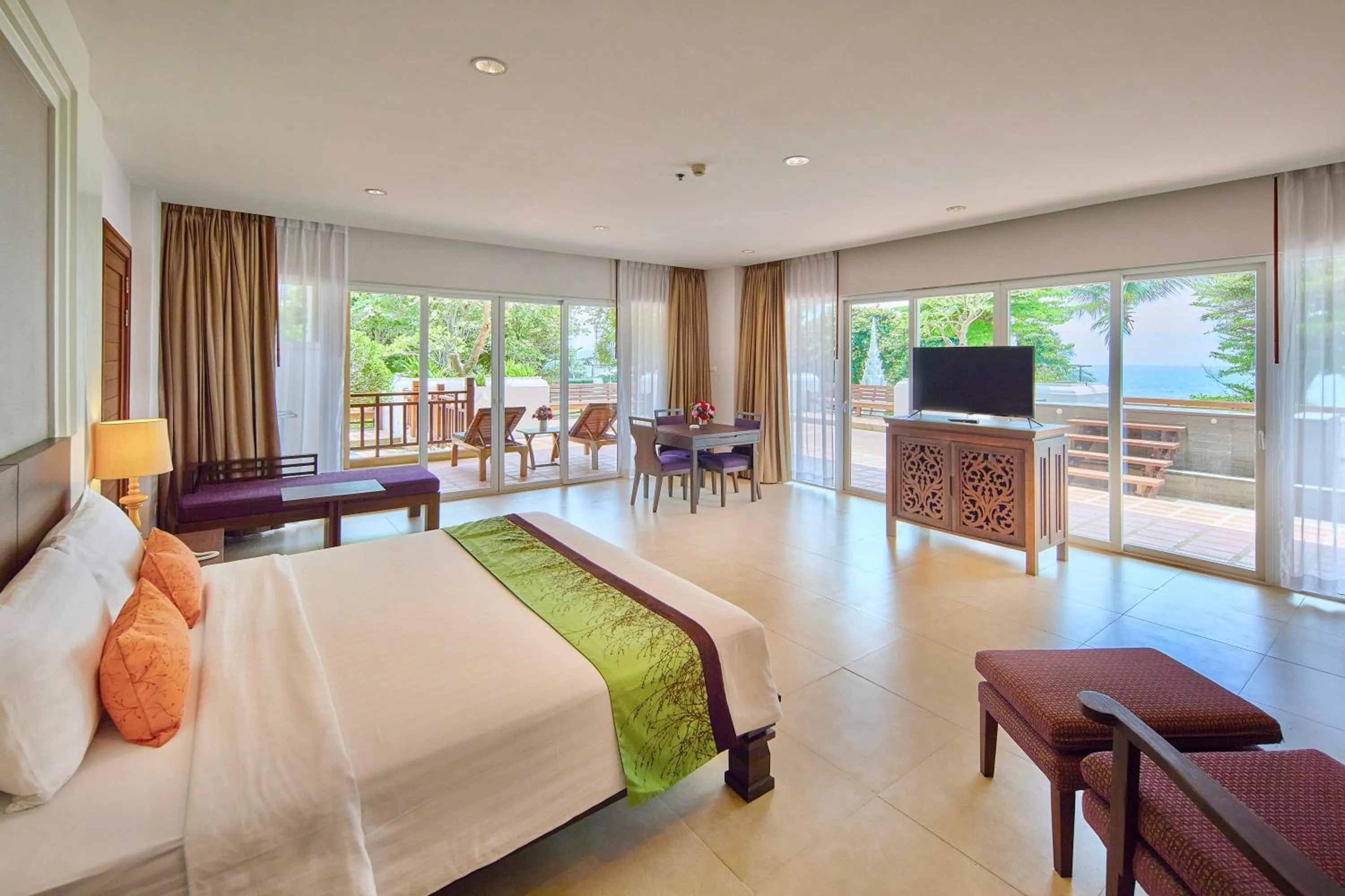 Photo of the whole room, Bed in The Heritage Pattaya Beachfront Resort