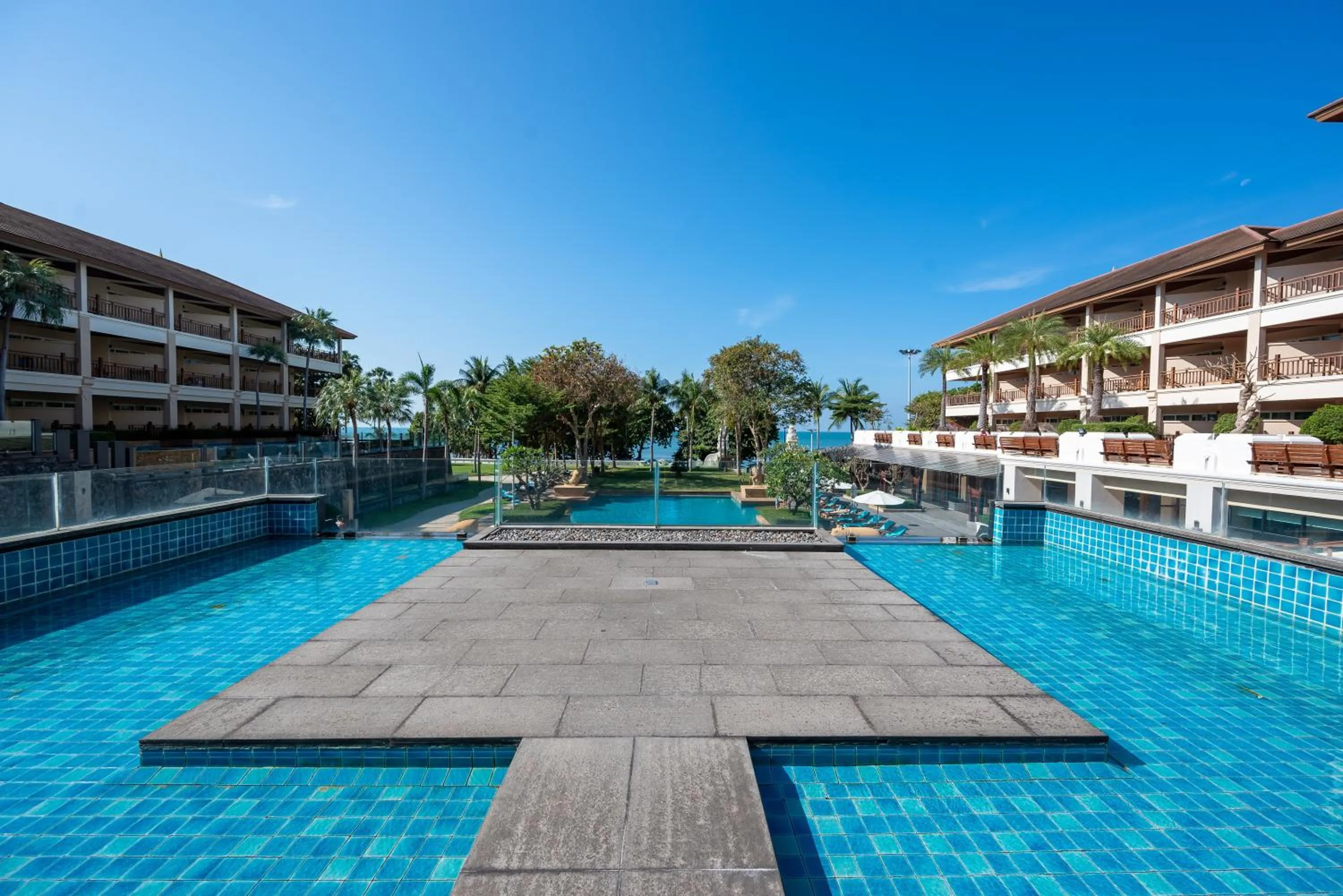 Swimming pool in The Heritage Pattaya Beachfront Resort