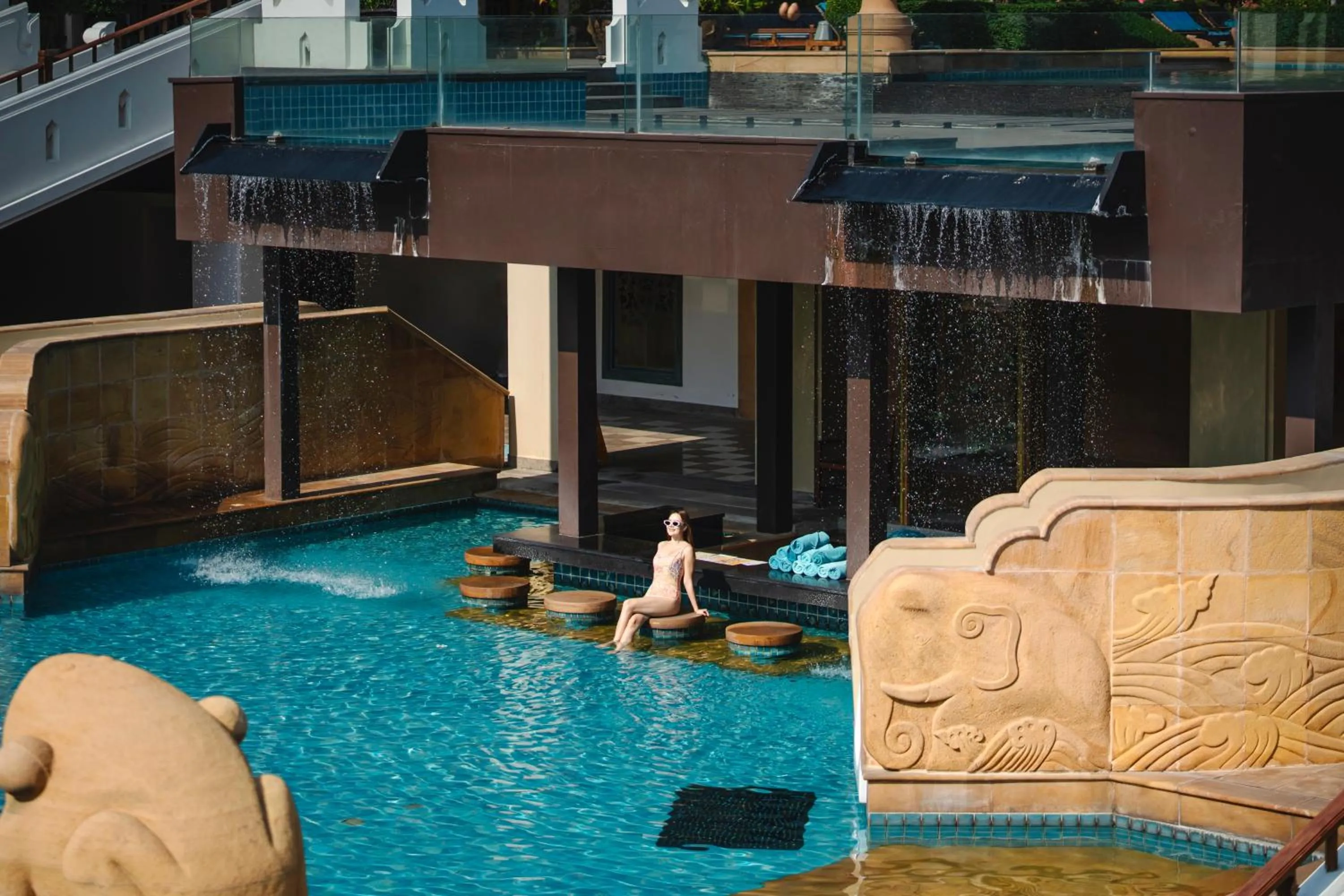 Lounge or bar in The Heritage Pattaya Beachfront Resort