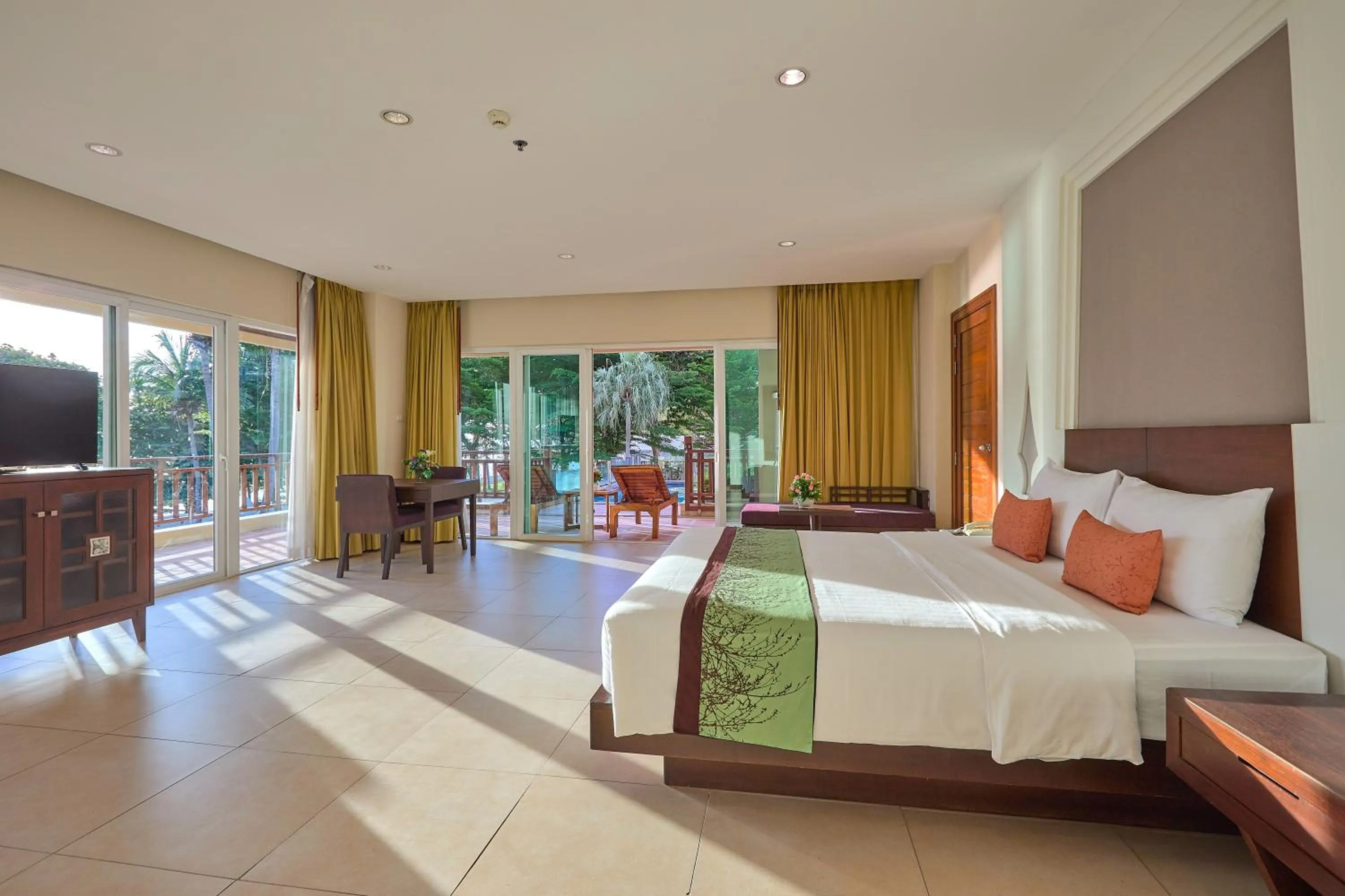 Photo of the whole room, Bed in The Heritage Pattaya Beachfront Resort